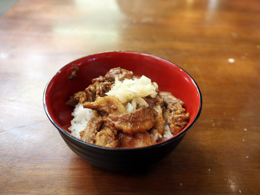 刻み玉ねぎが乗ったイノシシ丼