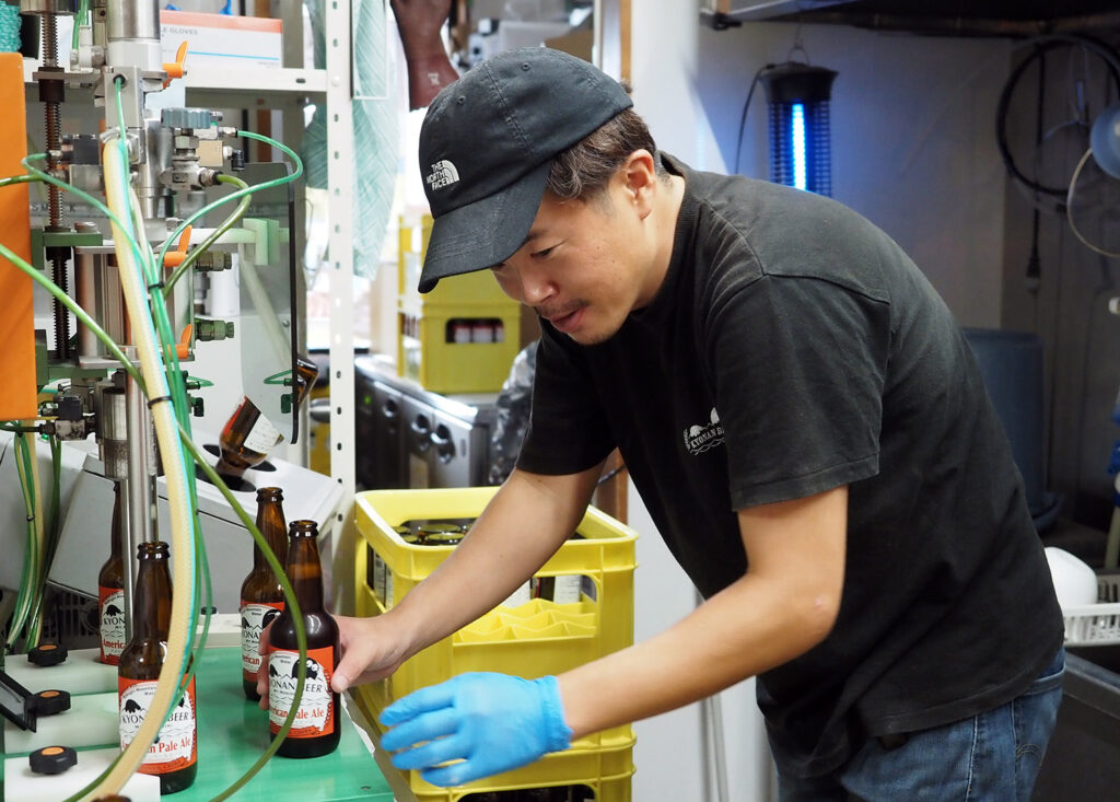 クラフトビールの瓶詰作業
