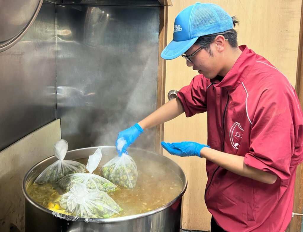 東大むら塾の学生がビール作りを手伝っている