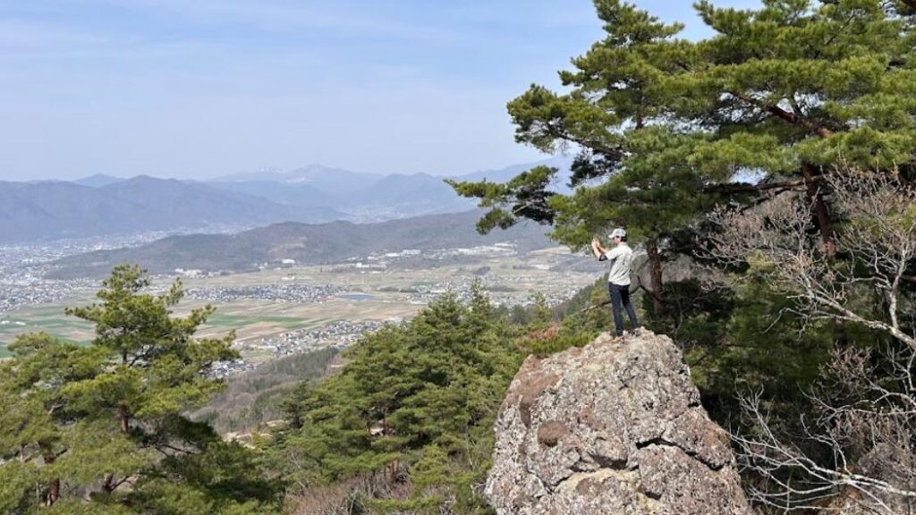 【上田市】アスレチックと癒しのご近所冒険　山城跡をたどって奇岩の山へ！