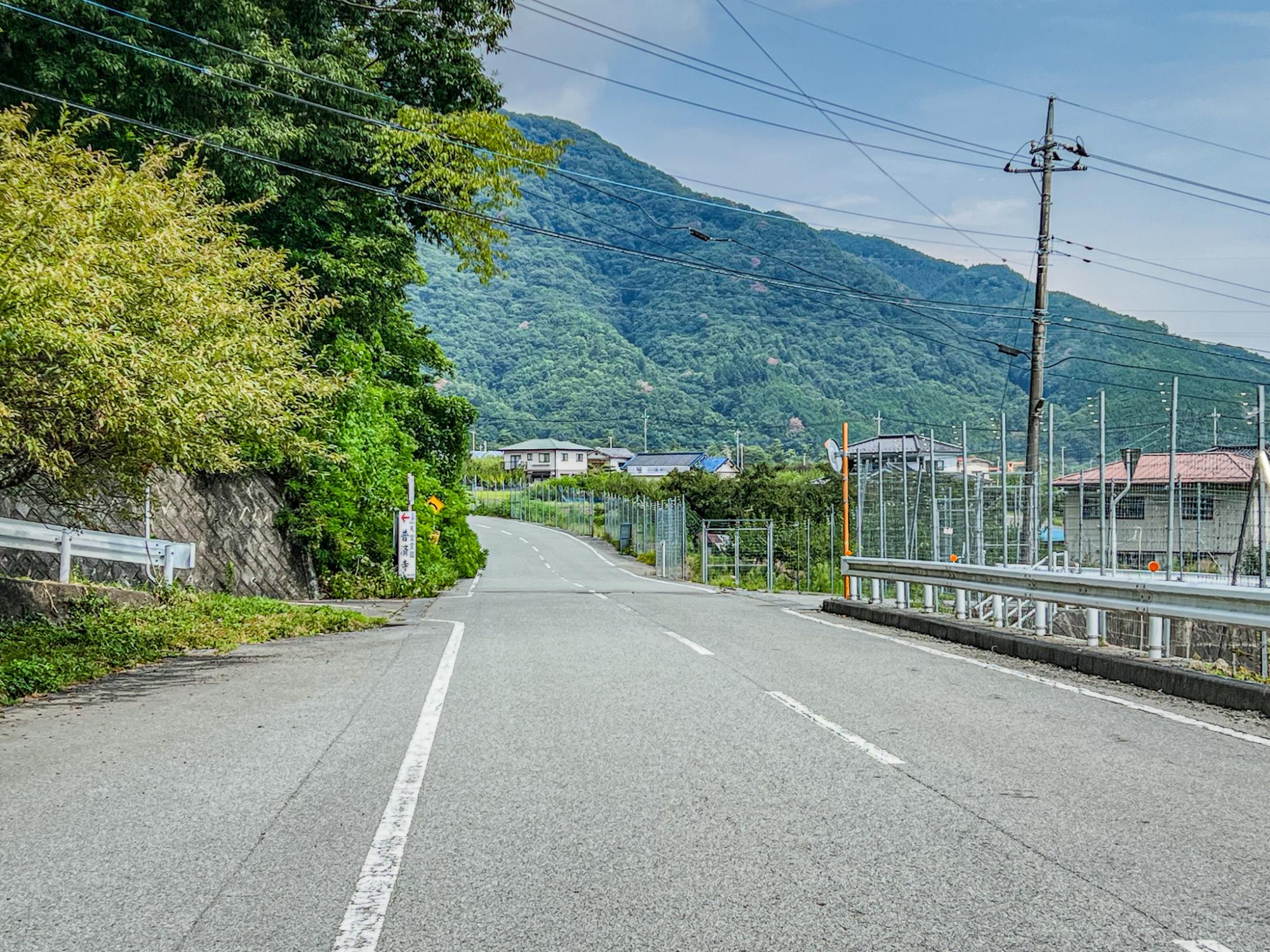 左側のガードレールの道に左折します