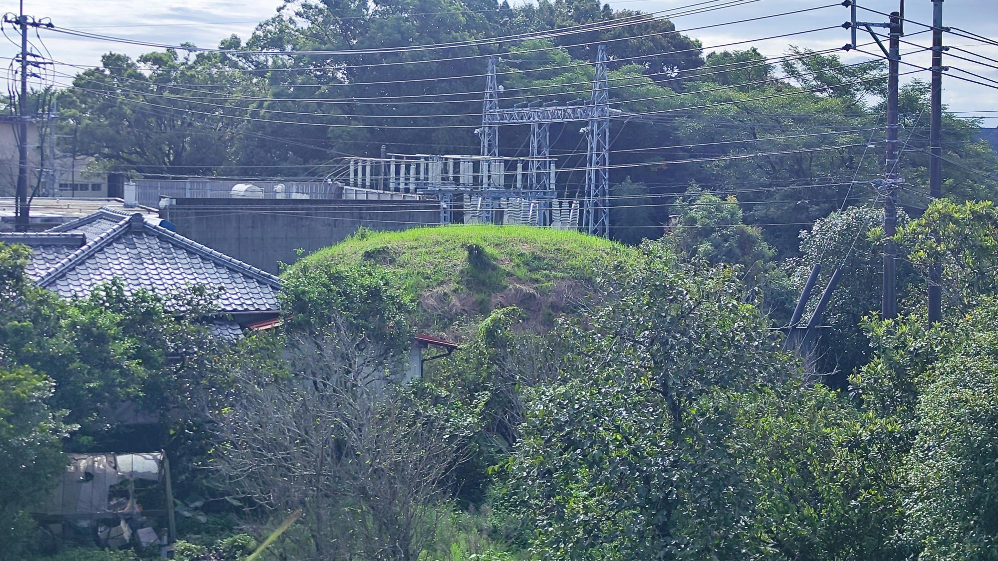 写真中央部の小山が36号墳