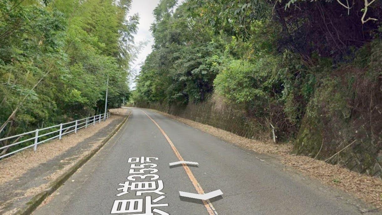 左側は斜面が続いてます (引用画像：GoogleMap)