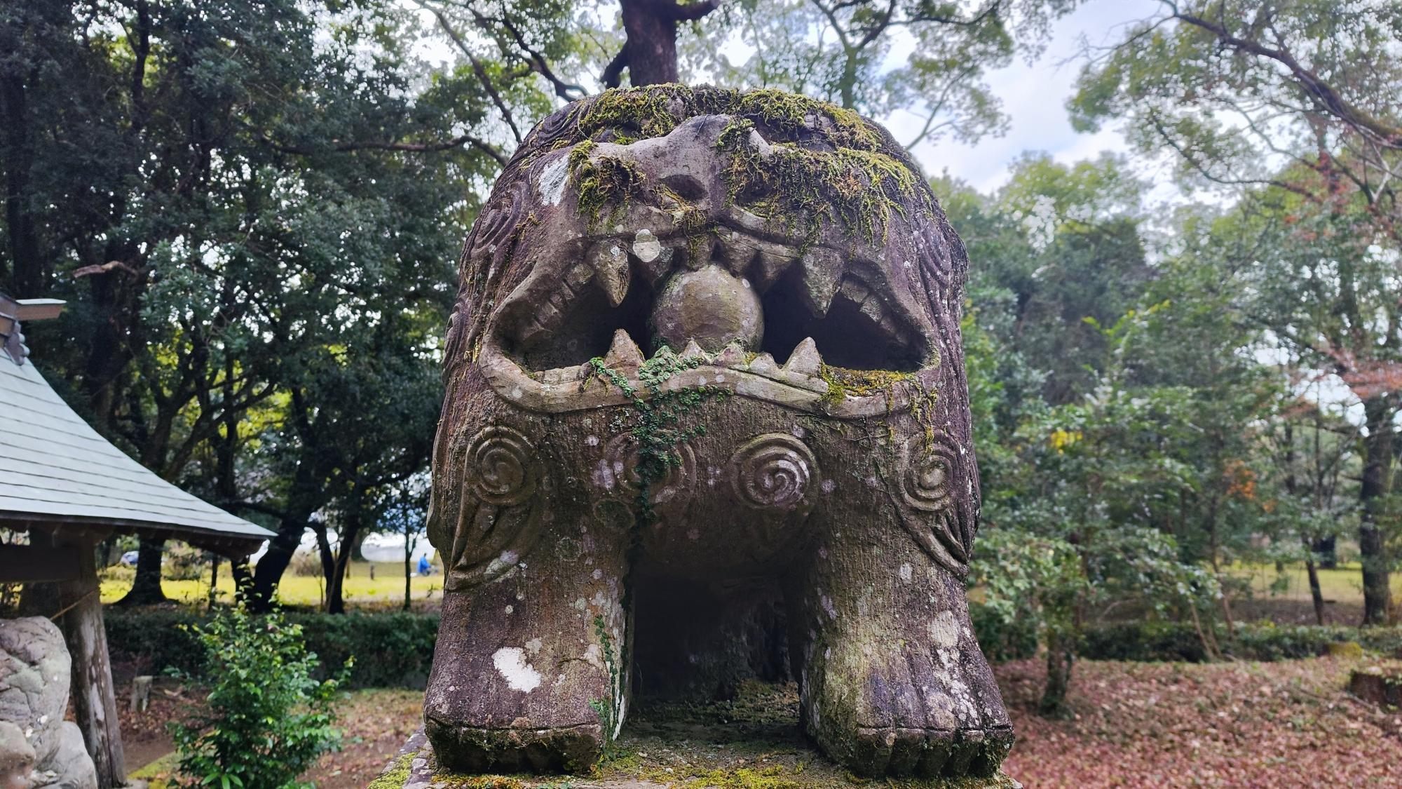 こちらが獅子です。口の中の球はまるでドラゴンボールのようです