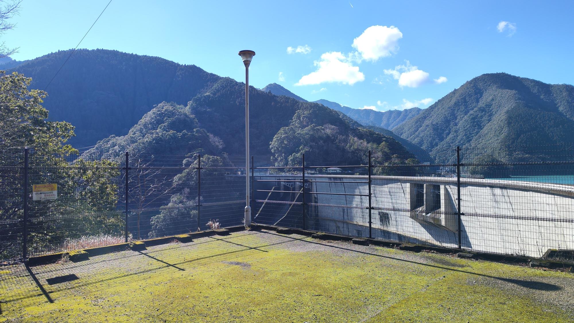 右側にダムが見えます