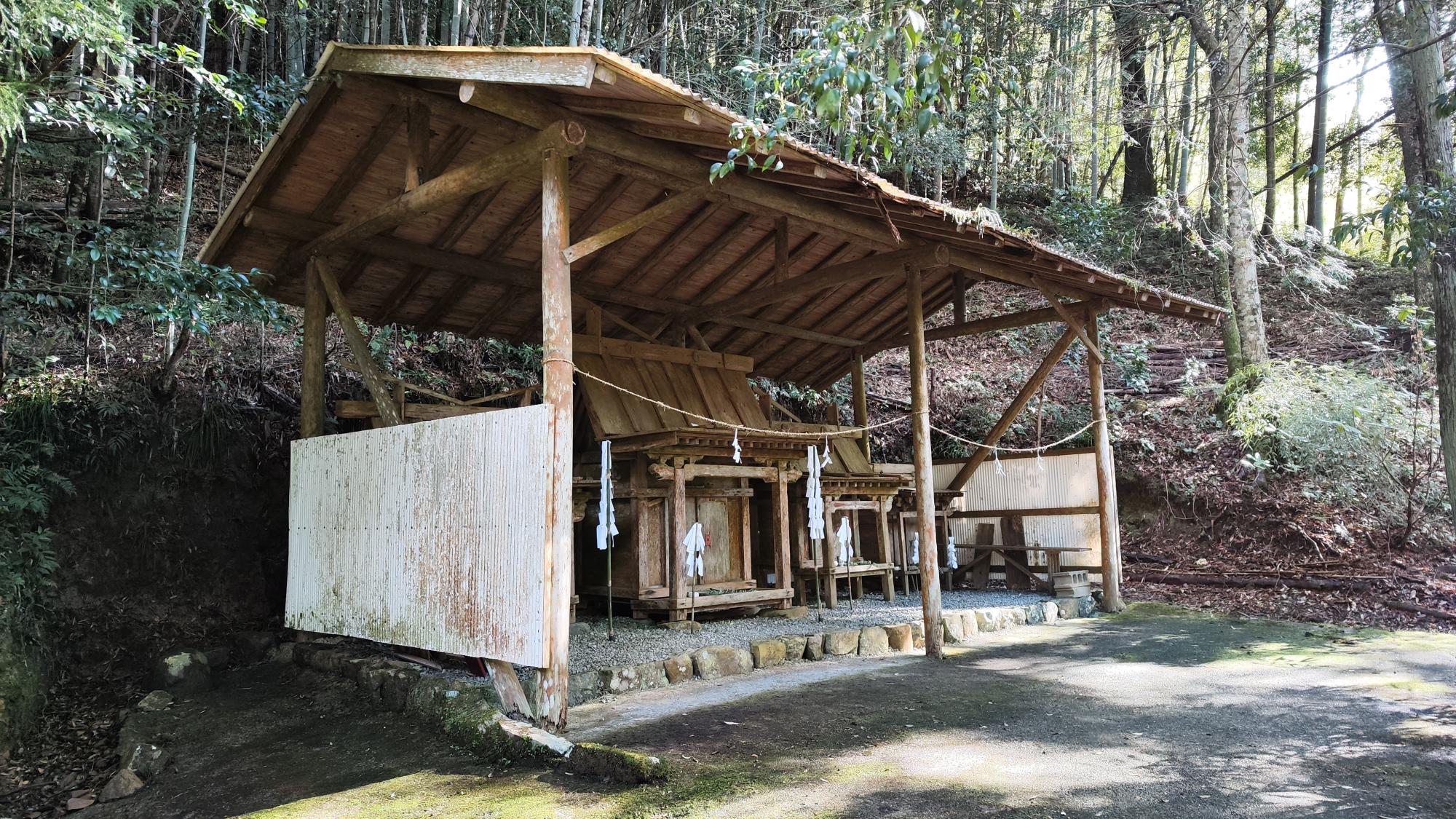 左から矢村社、八幡社、若宮社、山宮社となっています