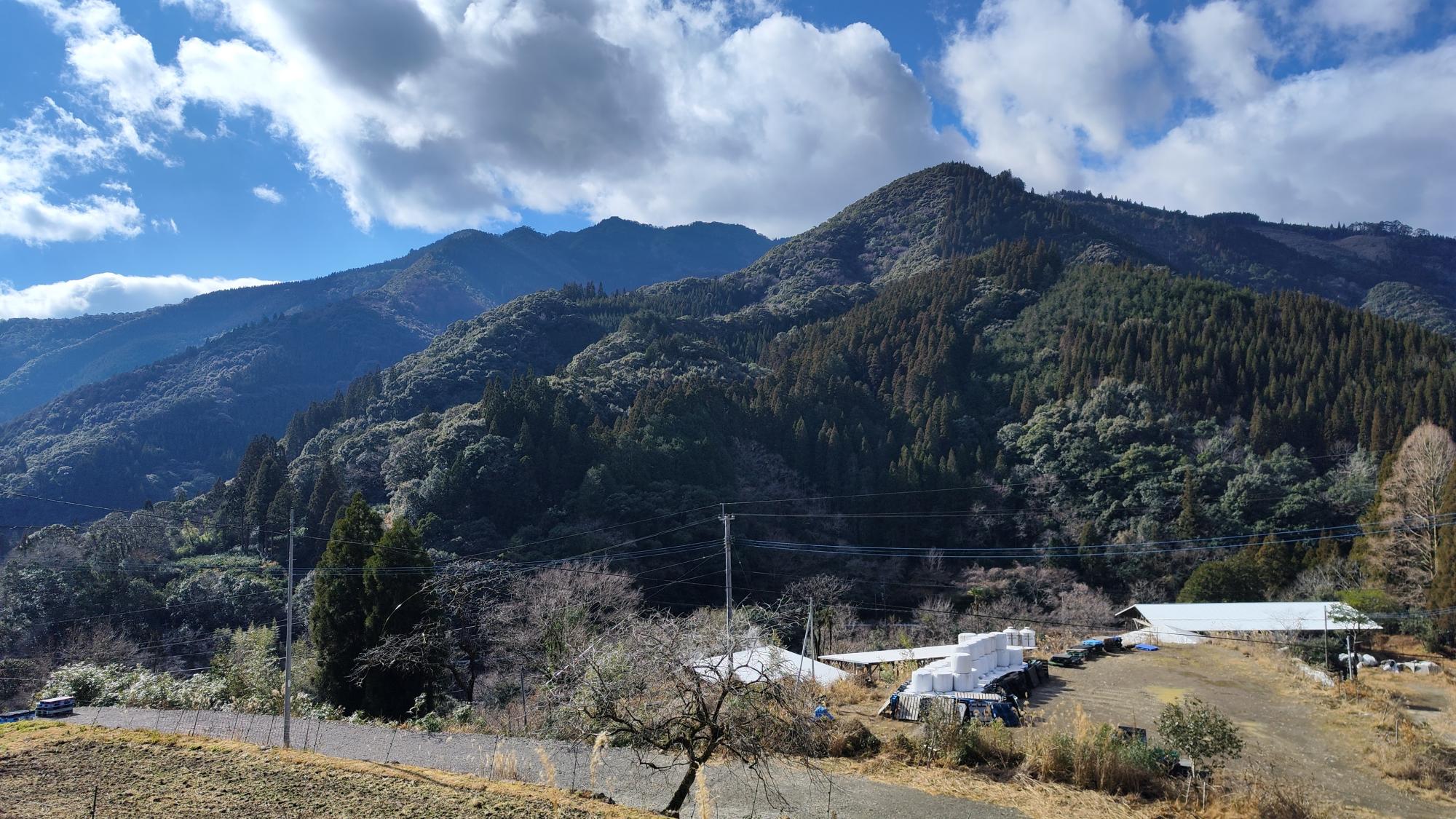 神社前の光景。険しい山の山腹に集落があります