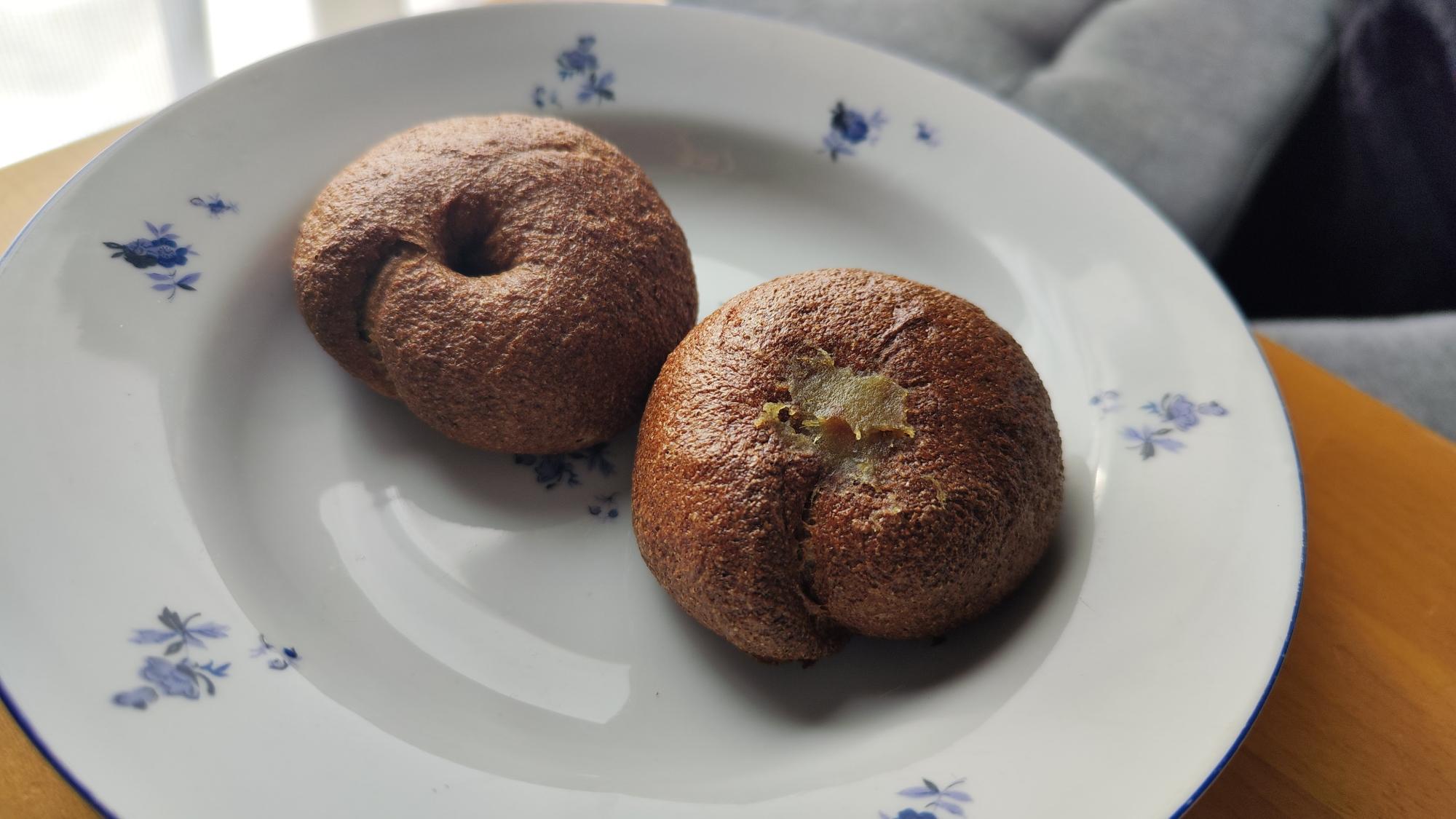 「クリームチーズとはちみつ」(左)と「ポテト」(右)