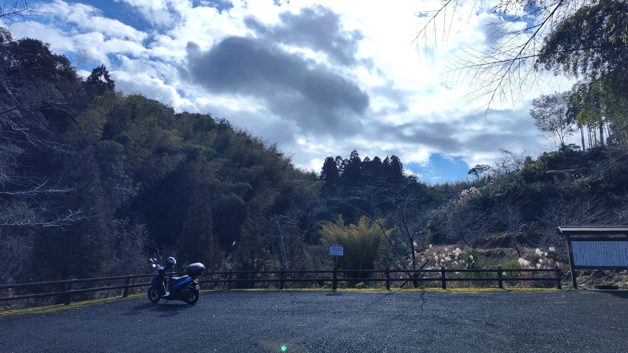 駐車場にはトイレも設置されています