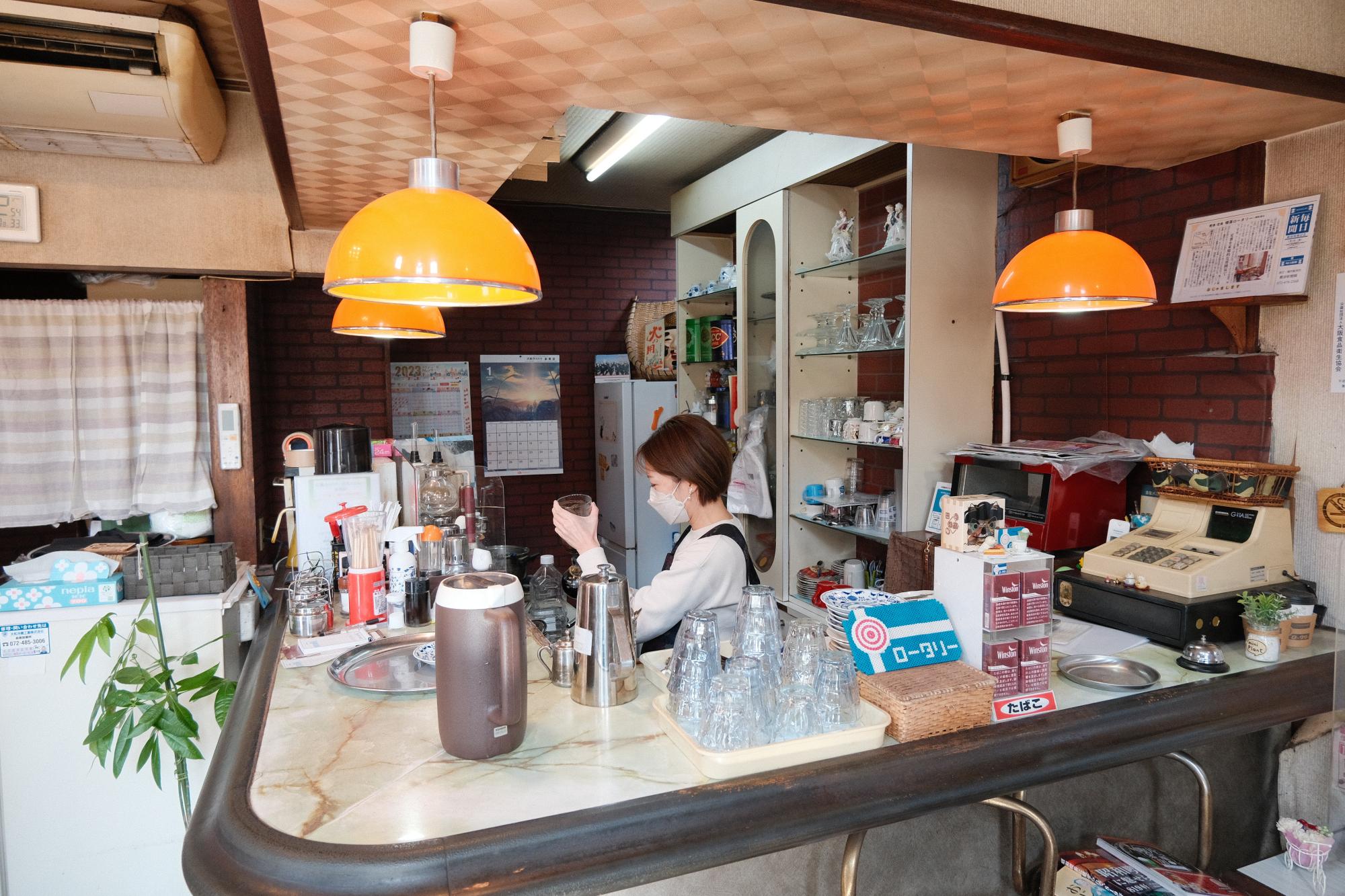毎朝、小学生の子どもを送り出してから店に立つ静香さん
