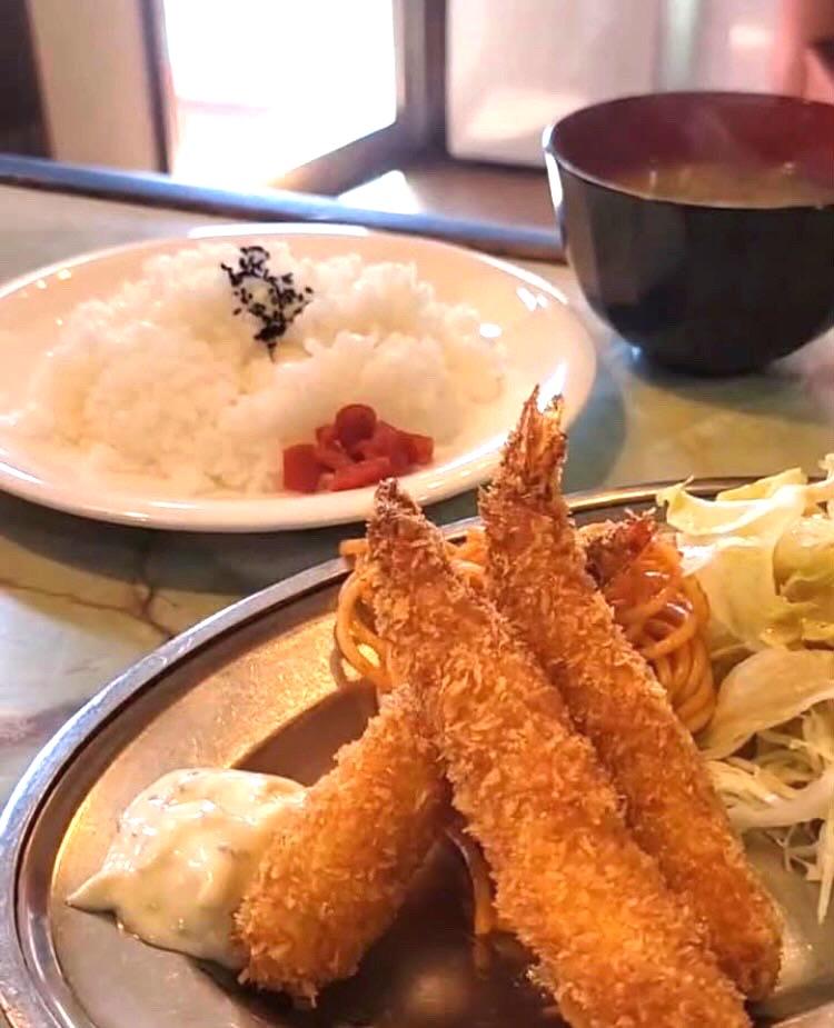 「日替わりランチ」 650円(税込)　手づくりのエビフライが3尾も！　(画像提供 「喫茶 ロータリー」)