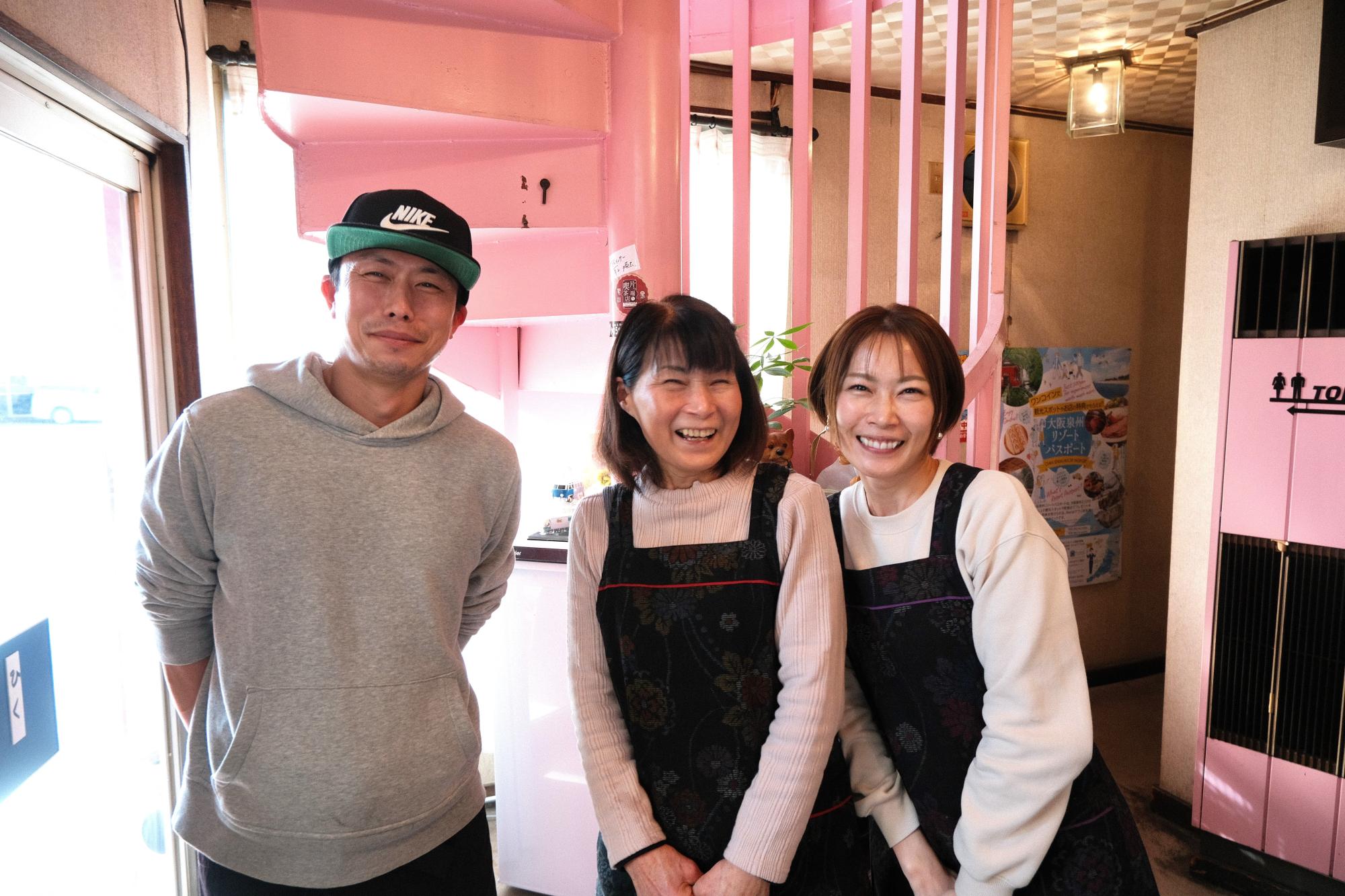写真左から、和夫さん、和代さん、静香さん。静香さんの「いらっしゃいませ～」は、春を告げる鶯のさえずりのよう。和夫さんは仕事終わりに立ち寄り、インスタの発信などをおこなう