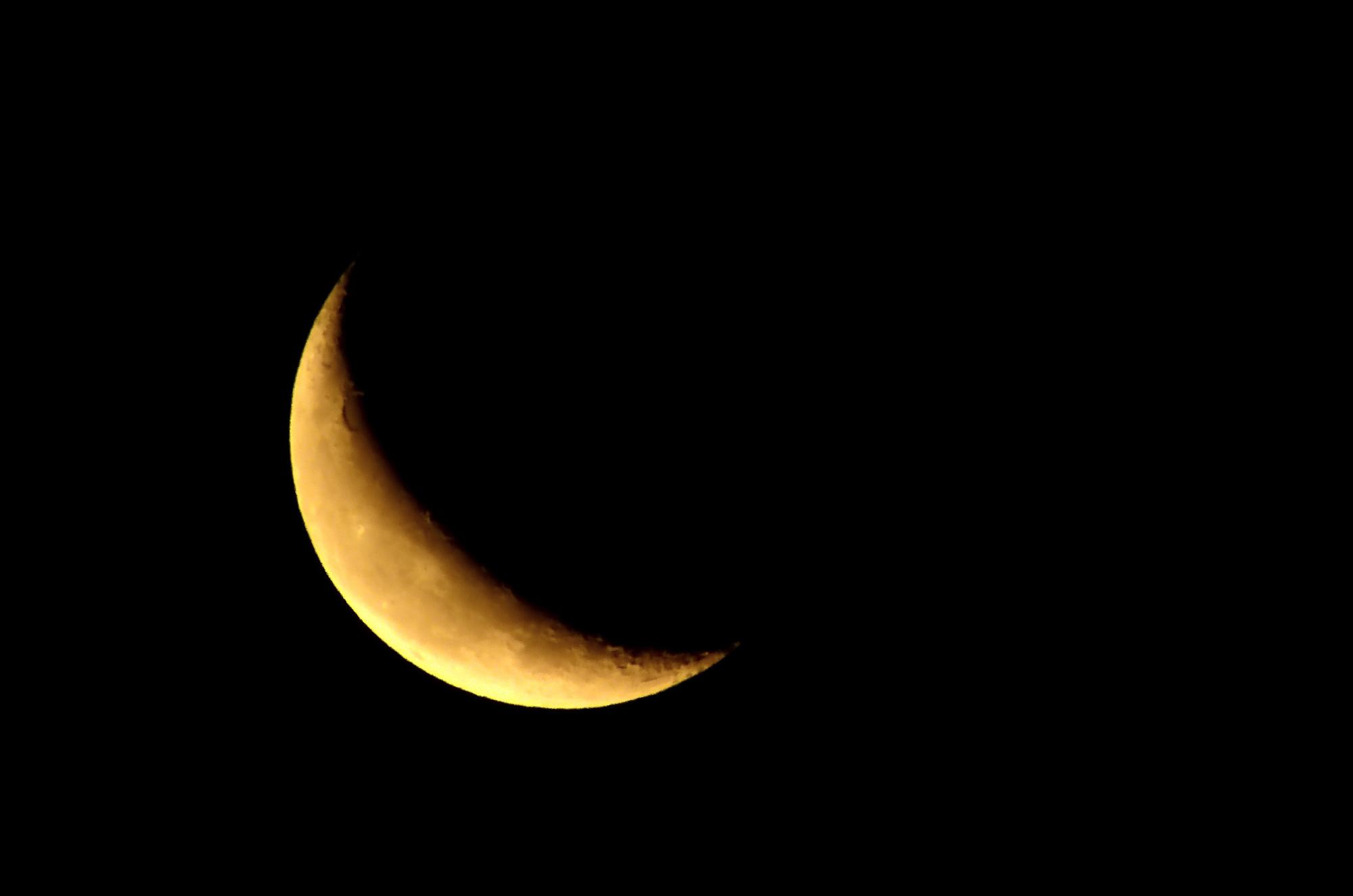 二十六夜は三日月で、地平線より先端から出てきます  (写真引用元：photAC)