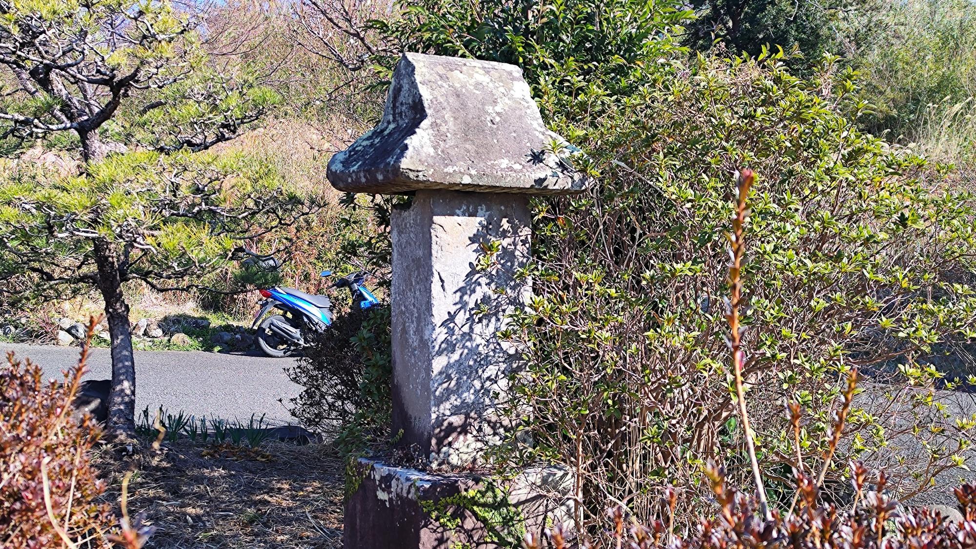 三弓堂の月待塔。33箇所ある月待塔の一つで、元禄13年(1700年)建立。二十六夜塔とは異なる月待塔