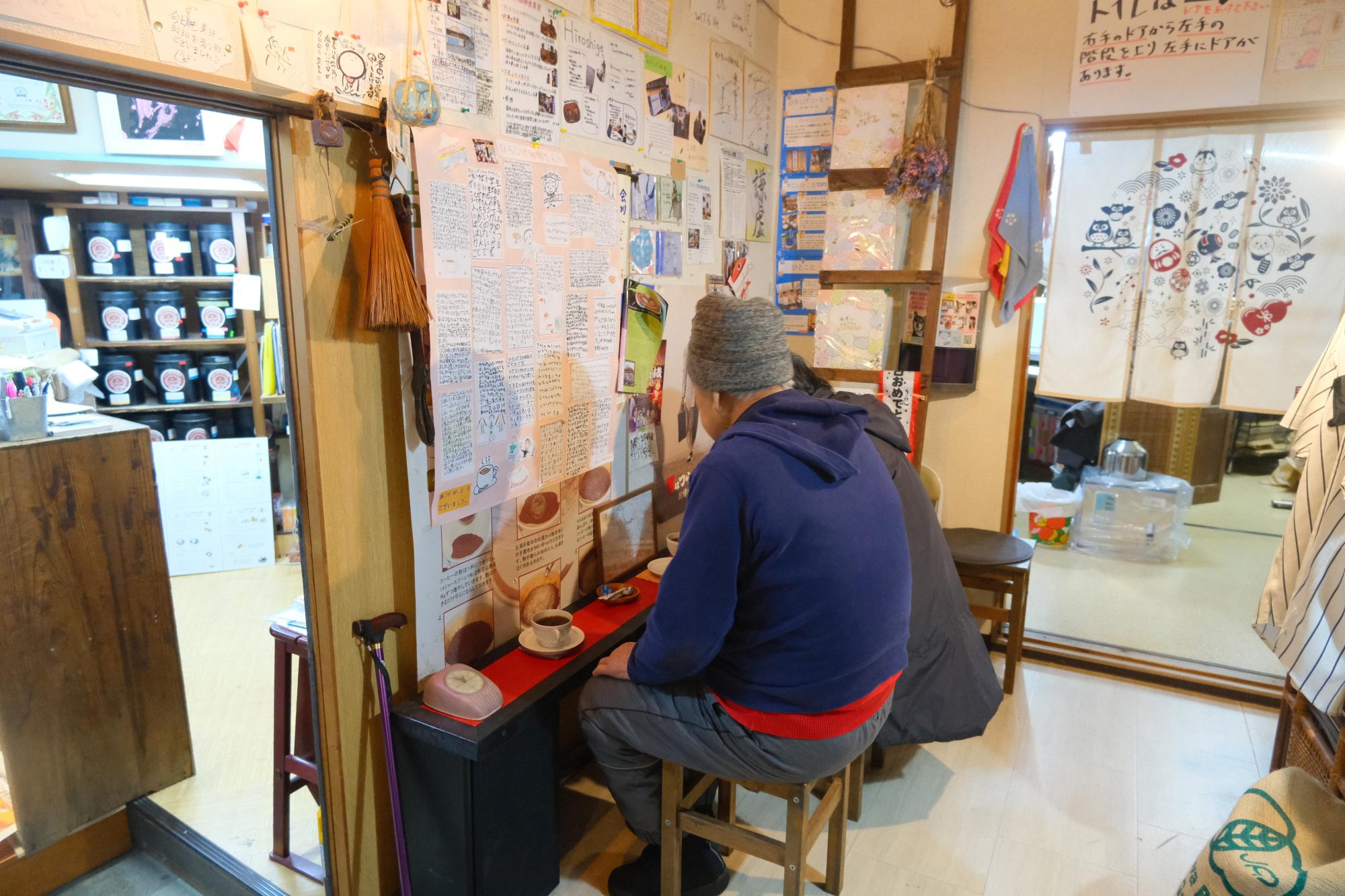 店内のいたるところに設置されている机と椅子で、思い思いの「珈琲時間」を楽しむ人たち