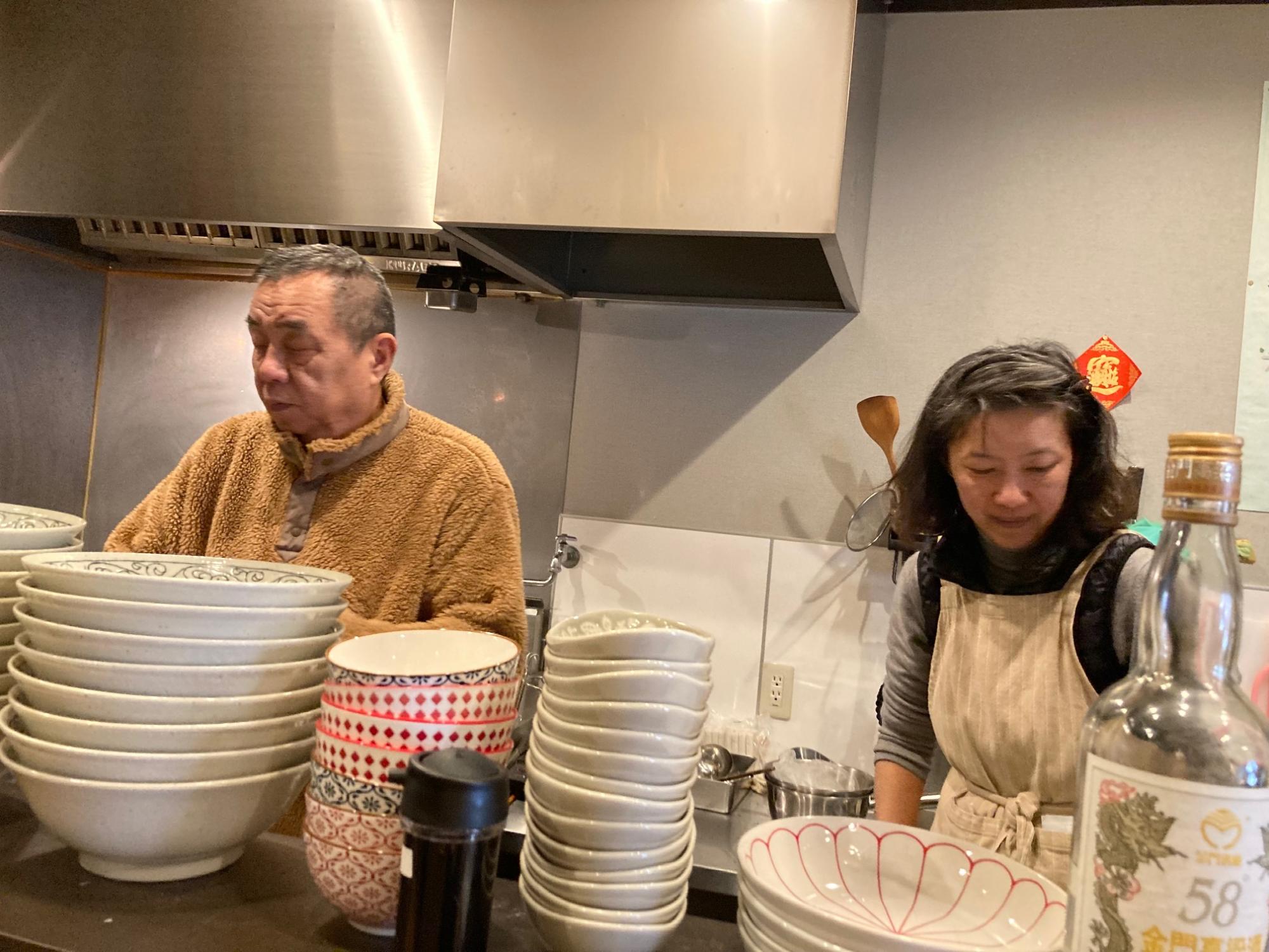 カウンター越しにみる夫婦の掛け合い(母国語)もたのしい