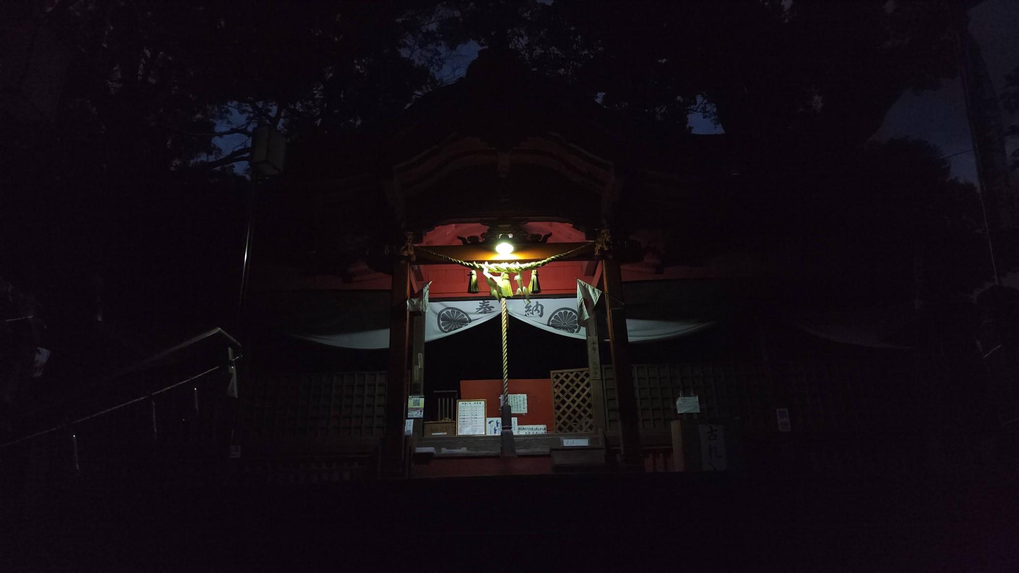二十六夜塔のある稲荷神社拝殿