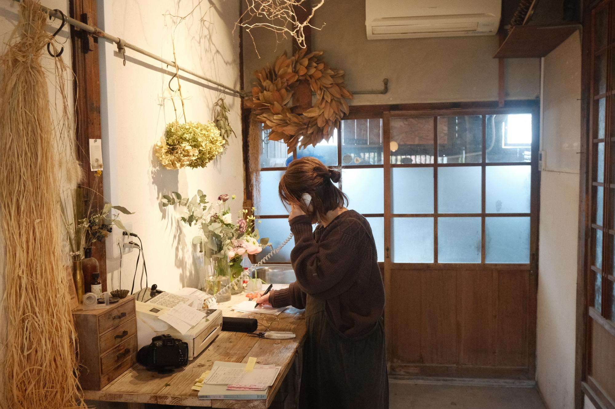 お電話でのオーダーに対応する高木さん