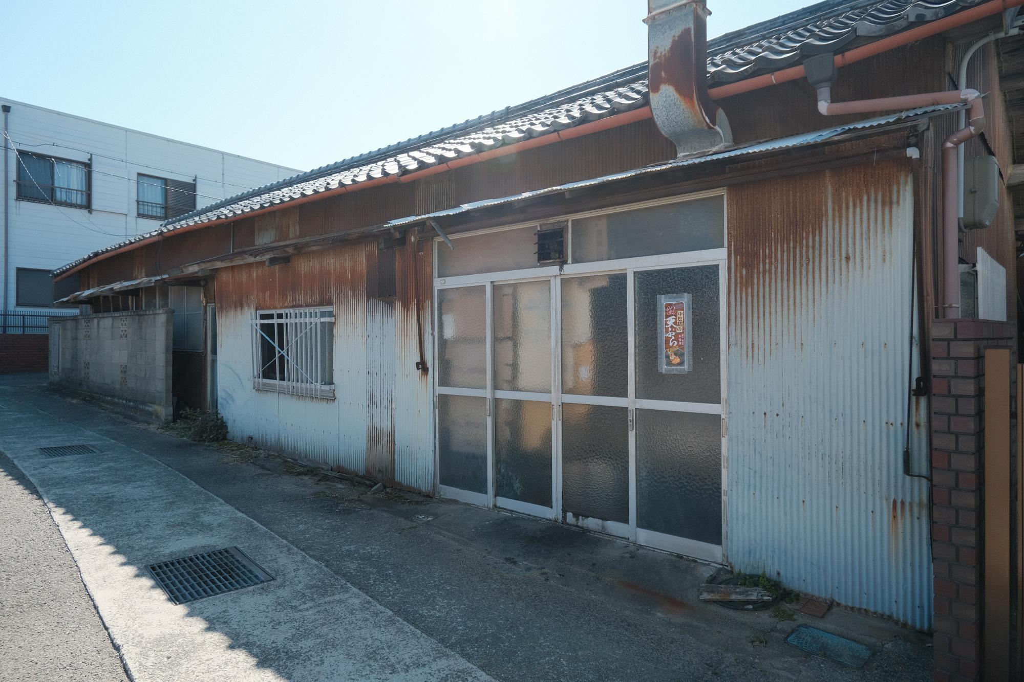「中塩路の天ぷら」製造工場   おんぼろにも程がある、と笑う伸子さん。でもこの工場が愛おしい、と話す