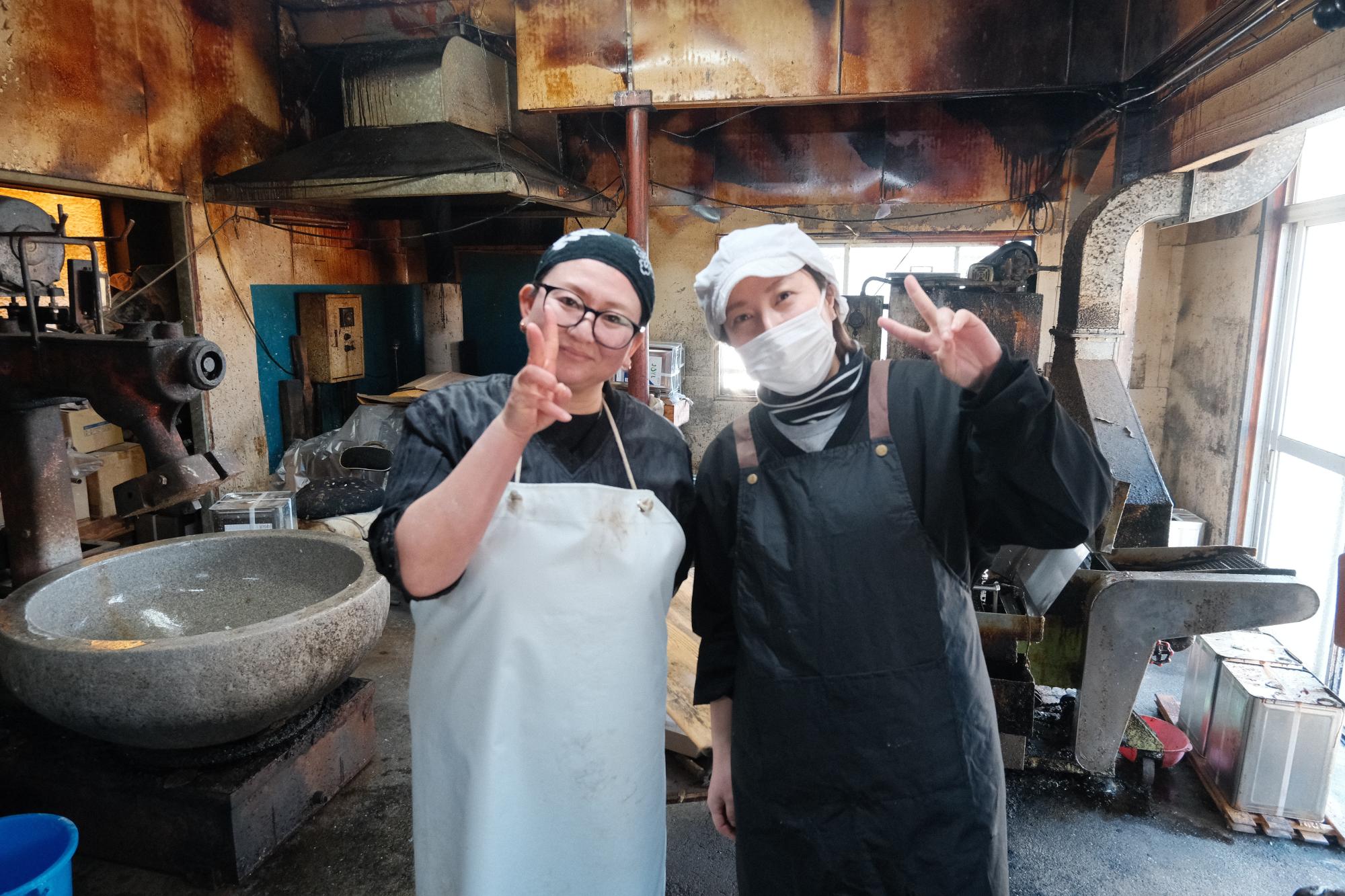 中塩路 伸子さん(左)とスタッフのさおりさん(右)