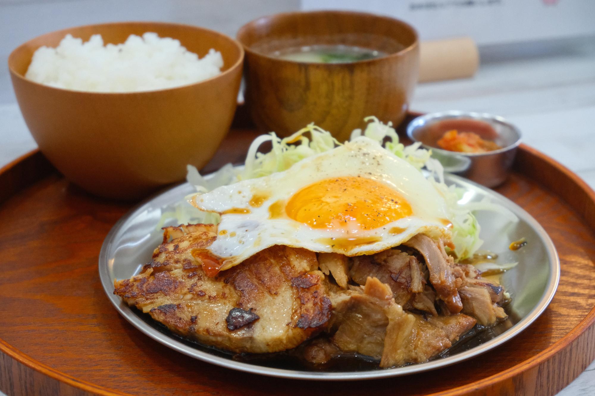 「チャーシューエッグ定食」(ごはん 味噌汁 キムチ付)　1200円(税込)