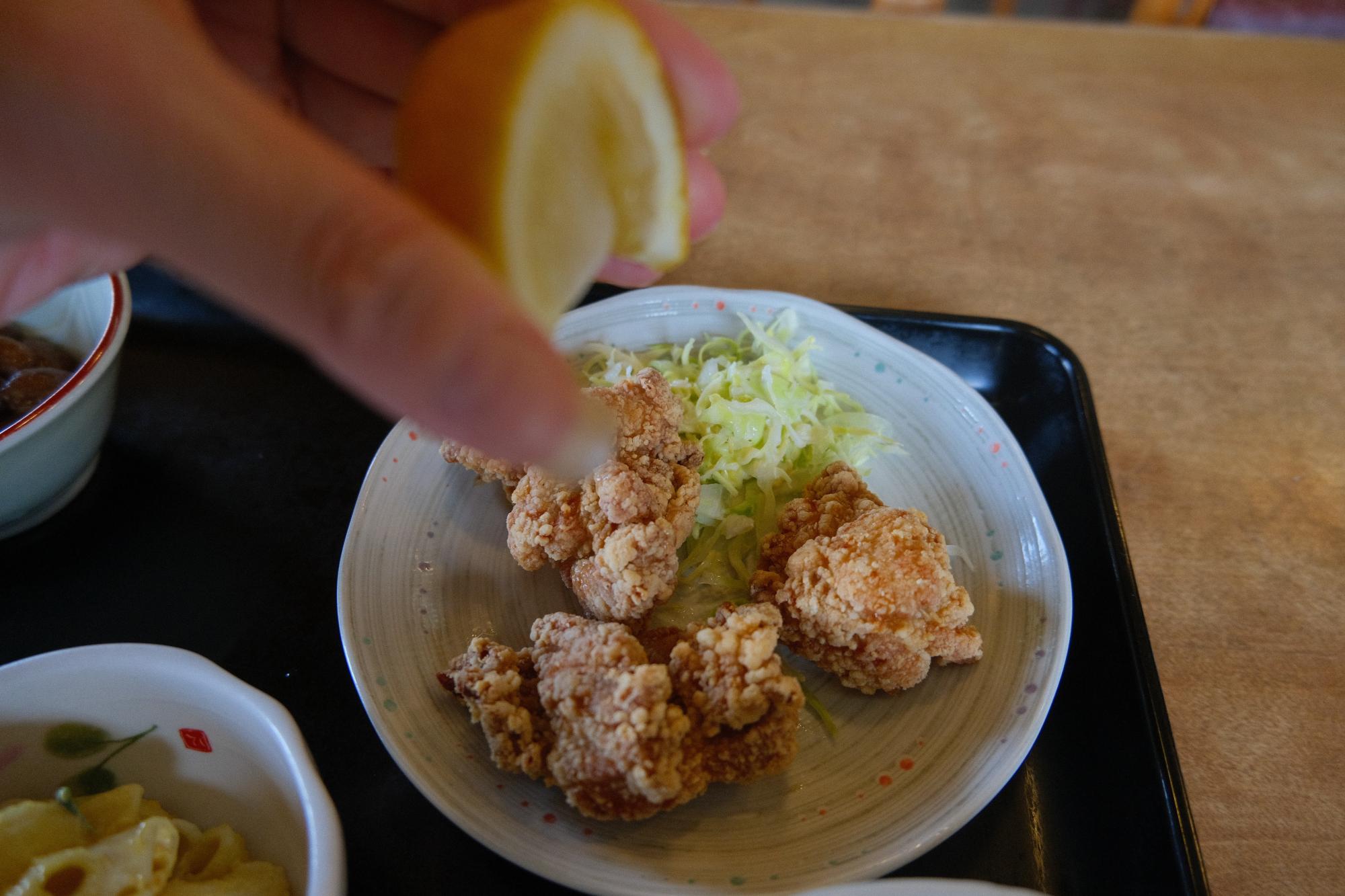 レモンをギュッとしぼっていただきます
