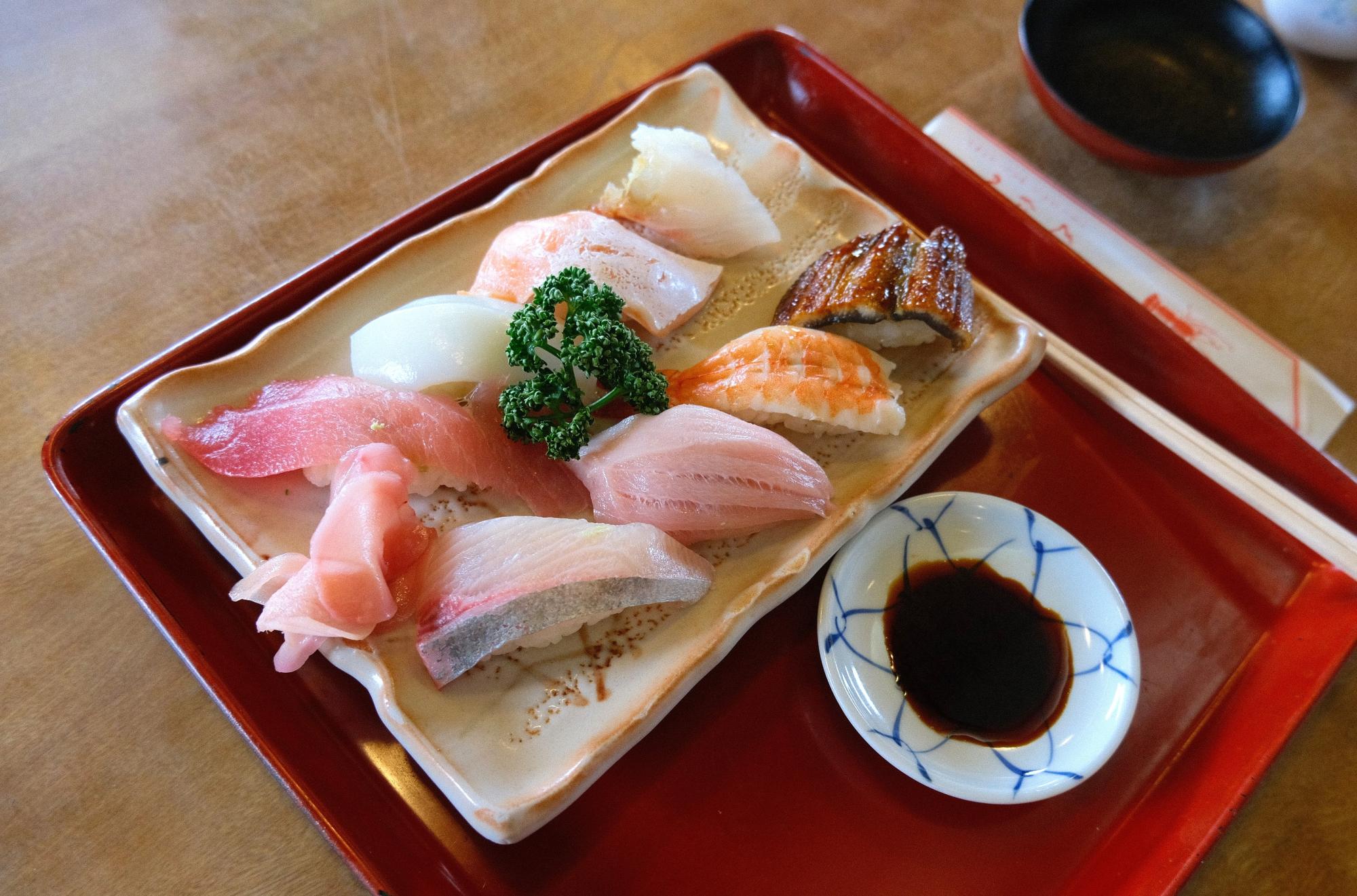 「にぎり」1100円(税込)　ネタがプリプリで分厚い！