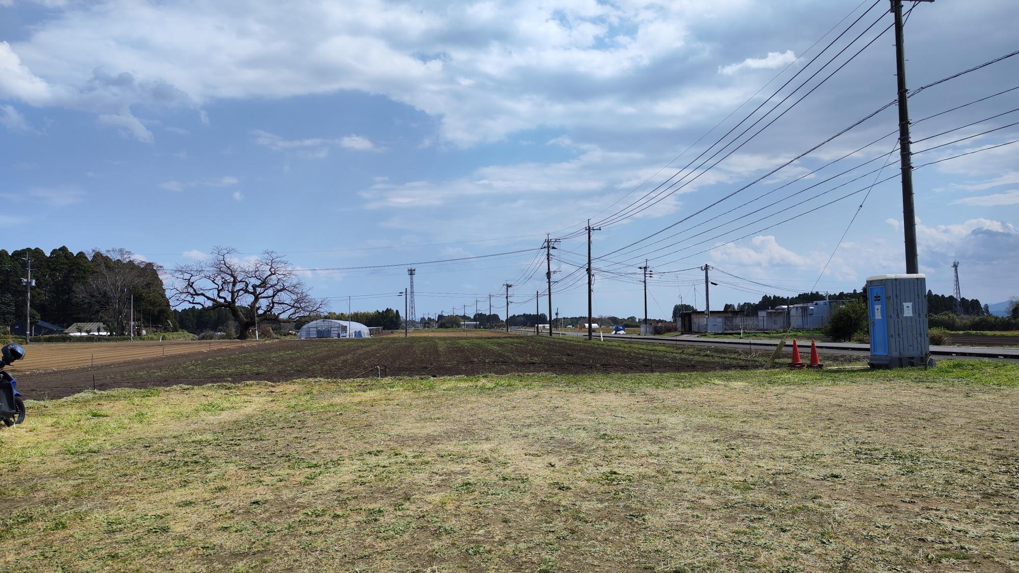右側に建っているのが簡易トイレ