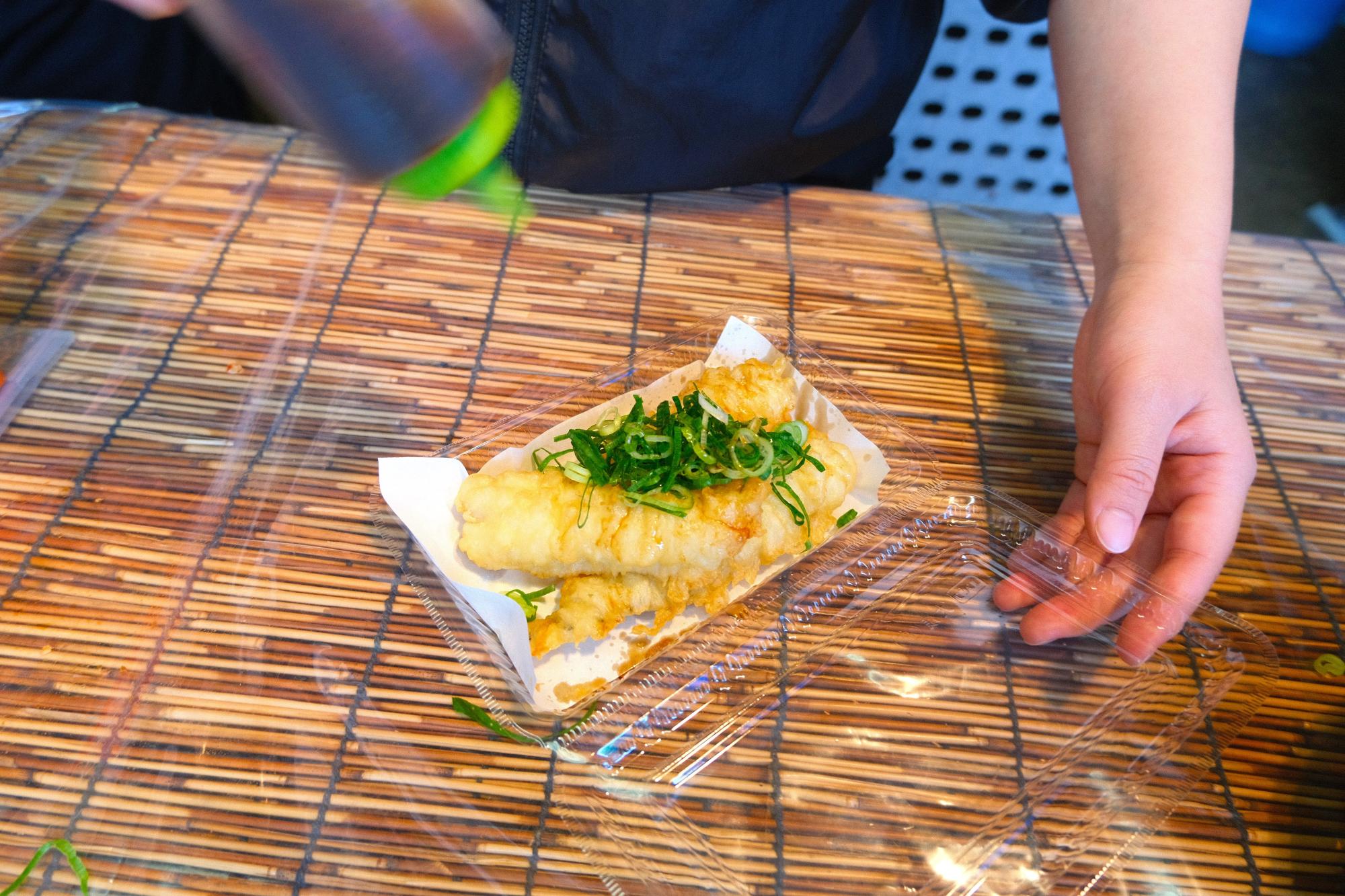 醤油をシュシュっとかけるパフォーマンスに注目が集まる
