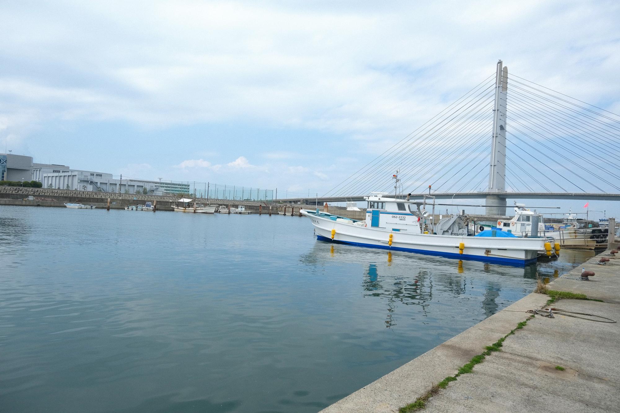 時代の波に洗われた、寂寥(せきりょう)とした漁港