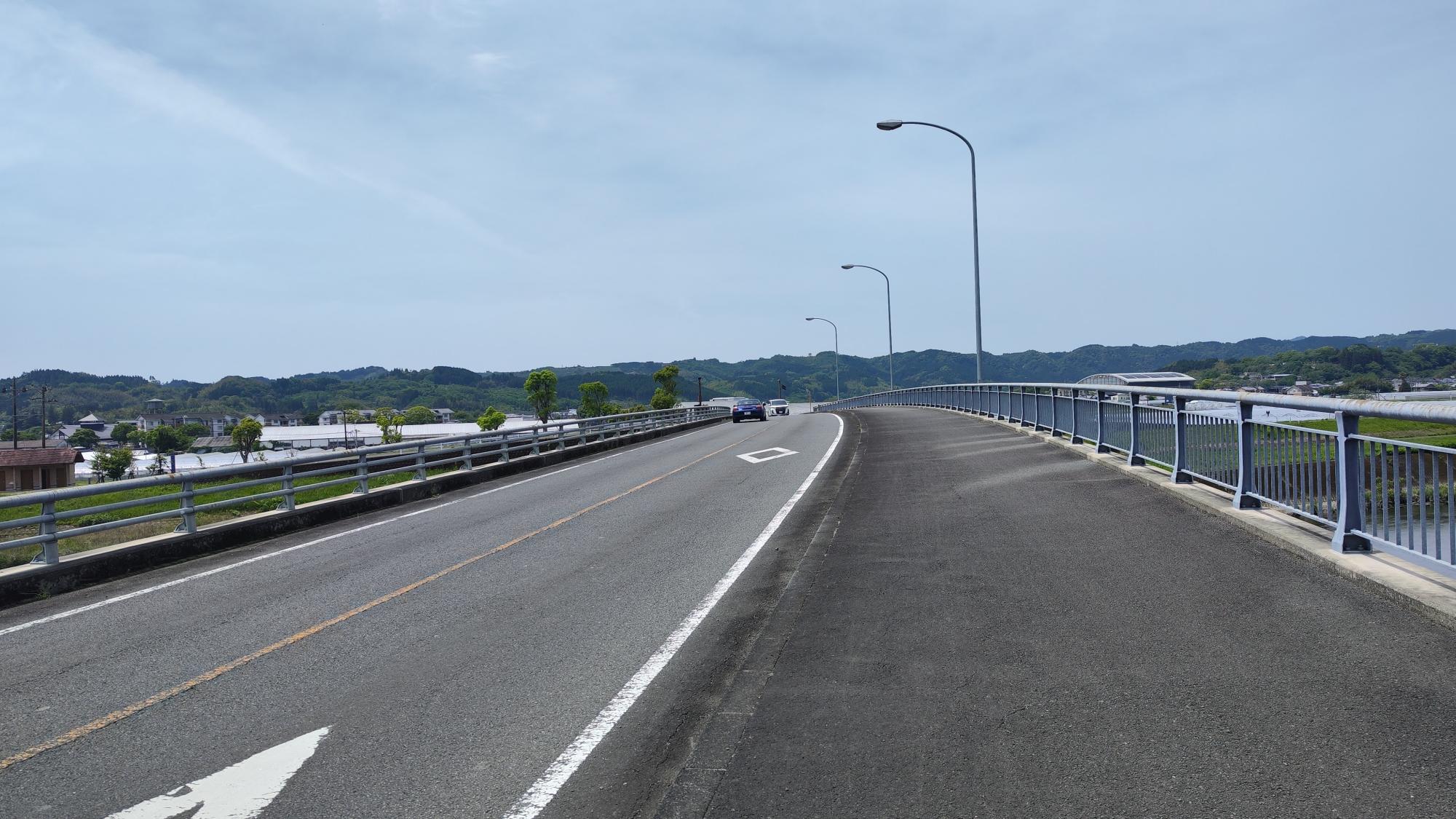 歩道は片側のみです