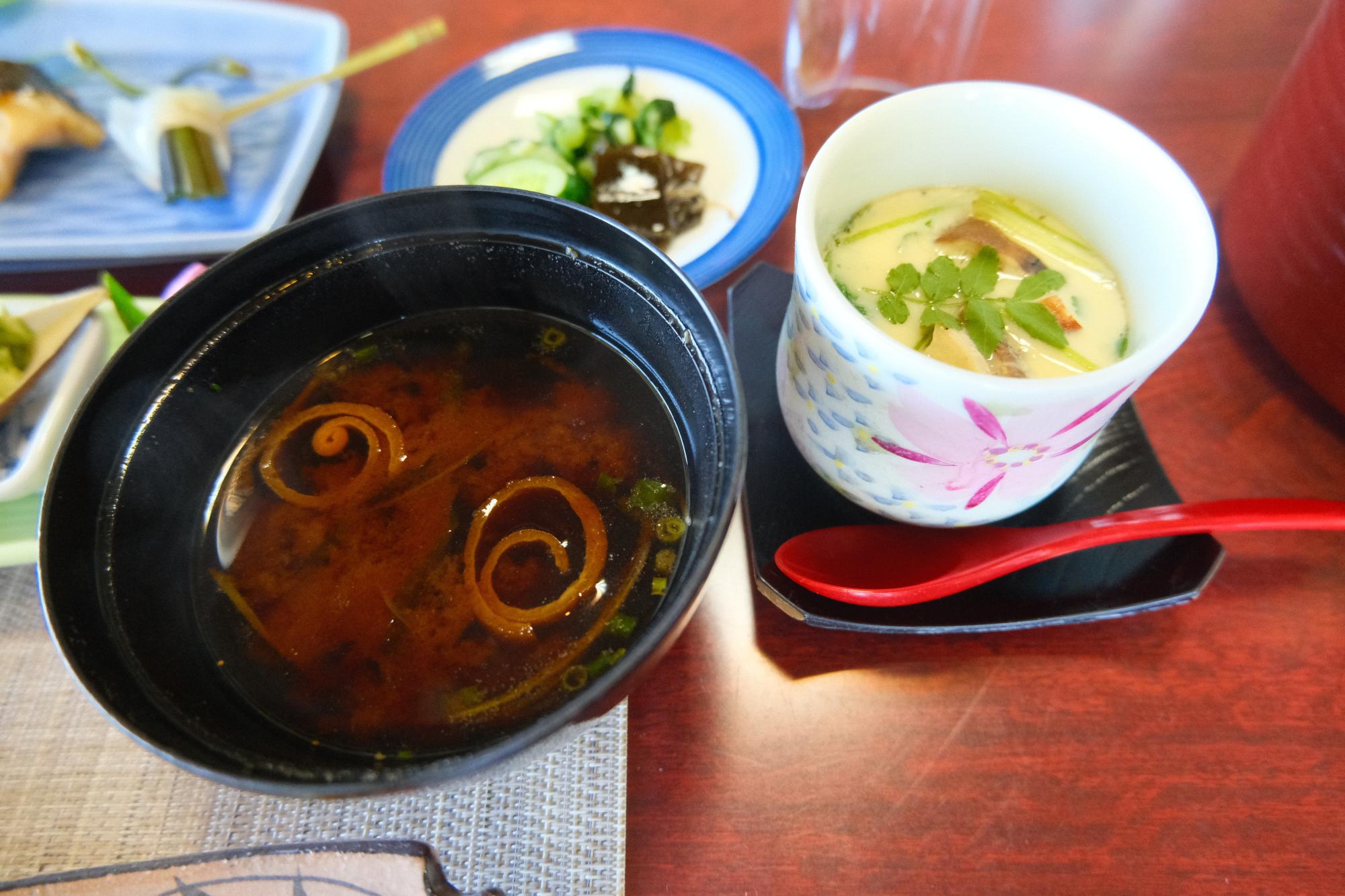 赤だし、茶わん蒸し、お漬物も美味しい