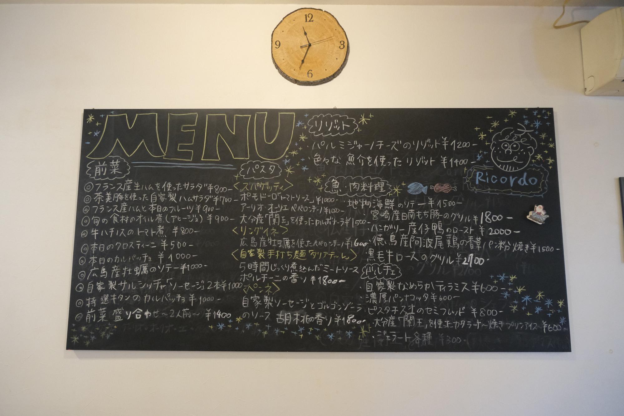 ディナーのおすすめメニューは、「牛ハチの巣のトマト煮」800円(税別)や「5時間じっくり煮込んだミートソース ポルチーニの香り」1800円(税別)など