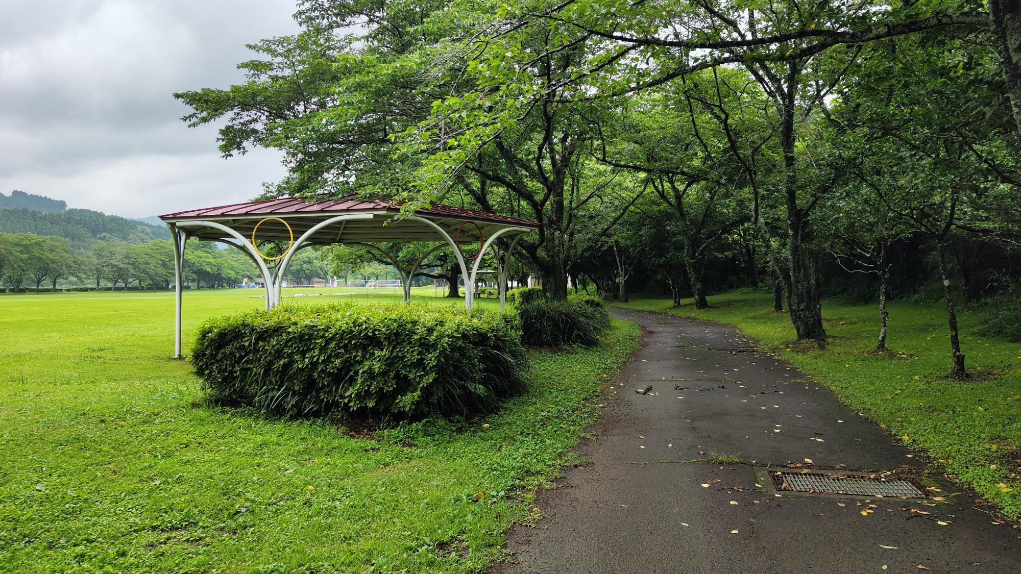 遊歩道沿いの東屋