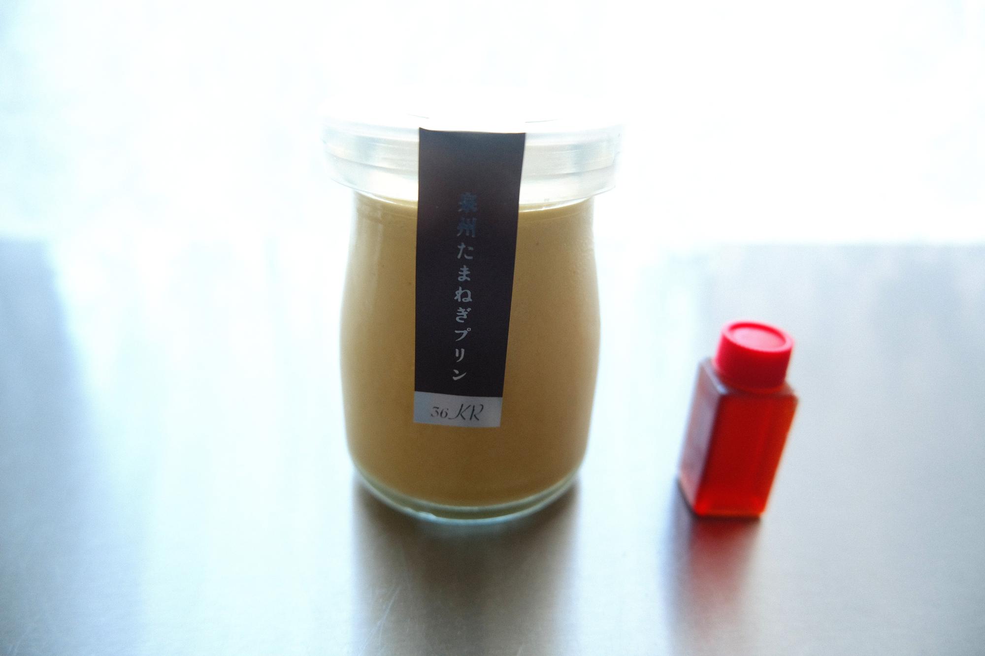 神々しく輝く「泉州たまねぎプリン」480円(税込)