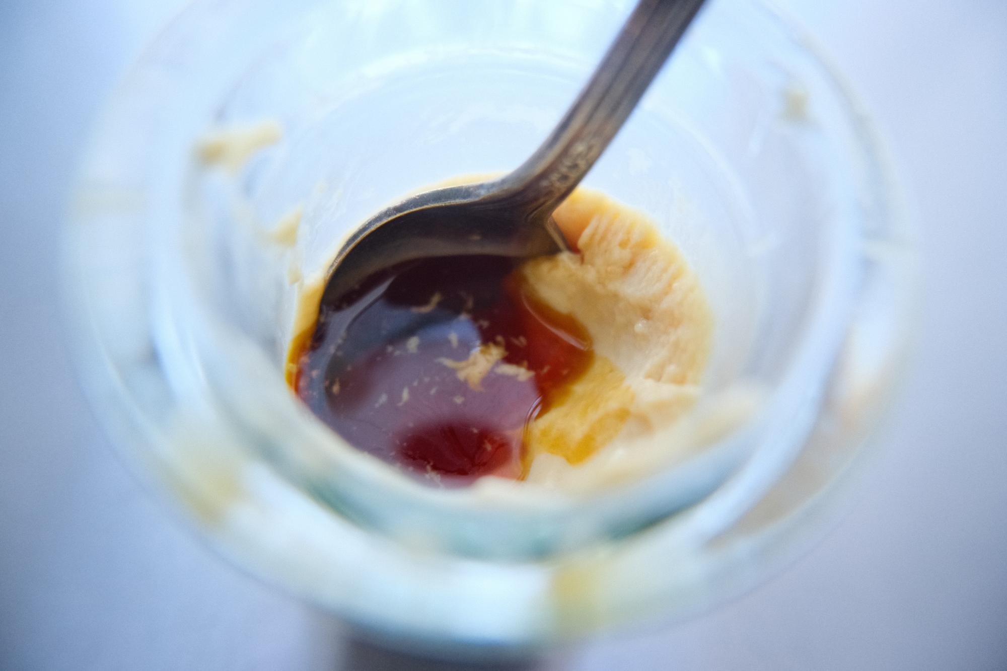 琥珀色の艶やかなカラメル。苦味とコクが際立つ