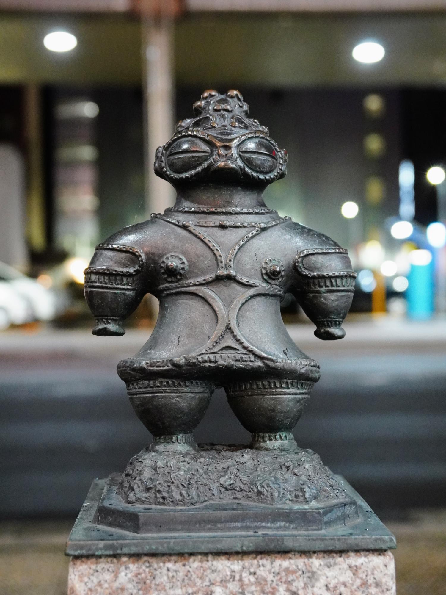 青森市街地の遮光器土偶のモニュメント (画像引用：photoAC)