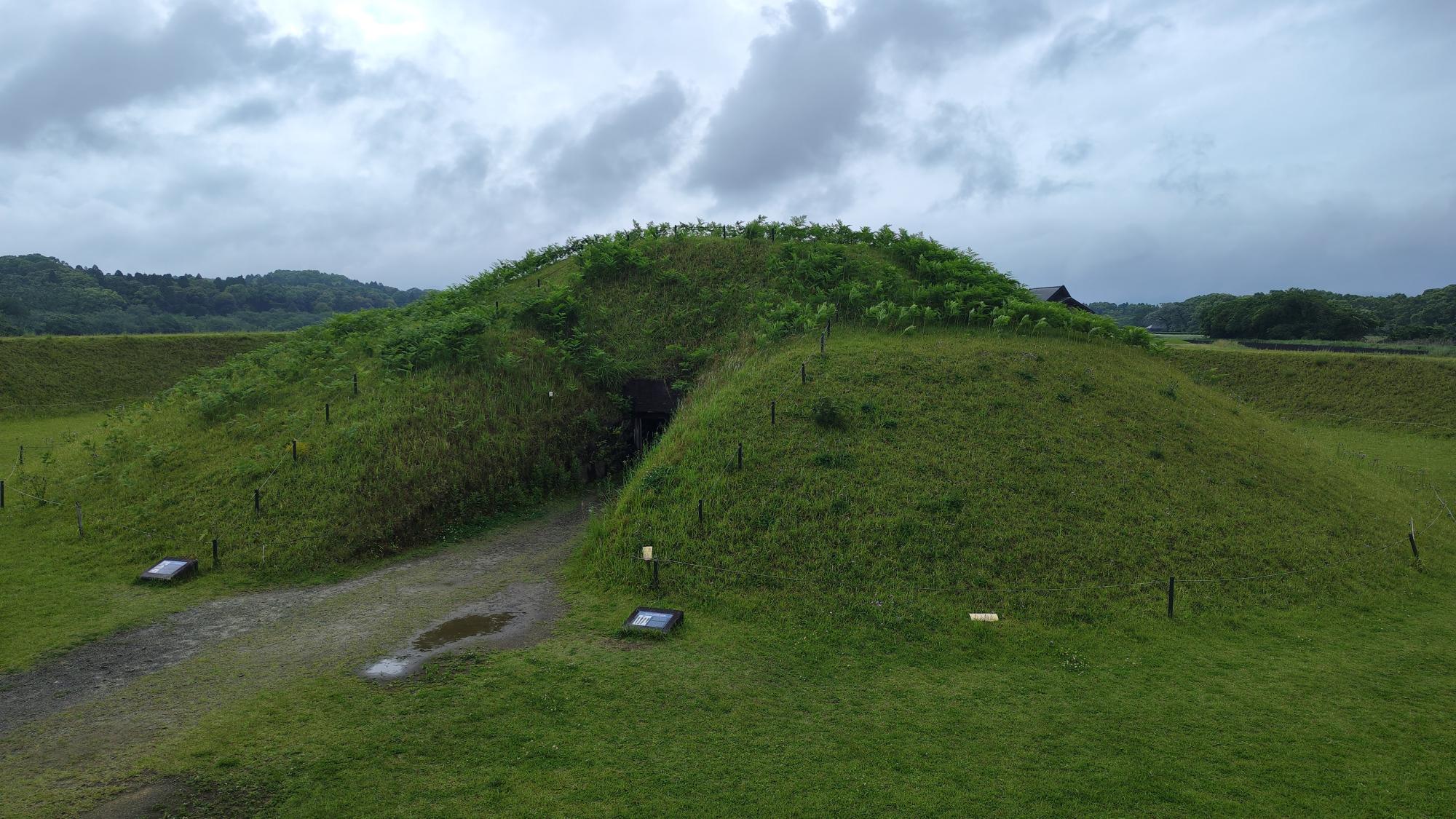 西都原古墳群の鬼の窟古墳。石室内部の見学が可能です
