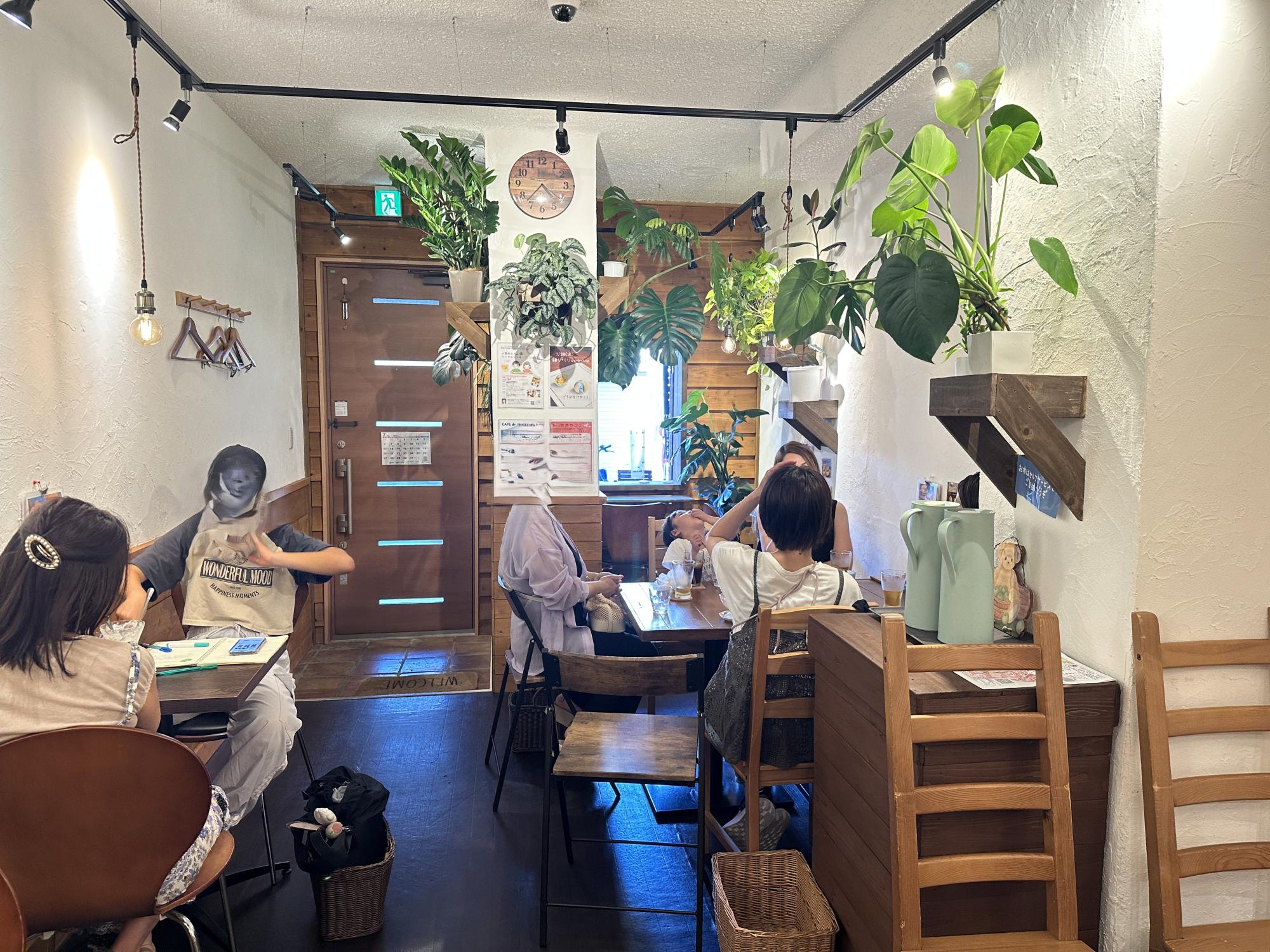 若い女性やママ友会で賑わう店内