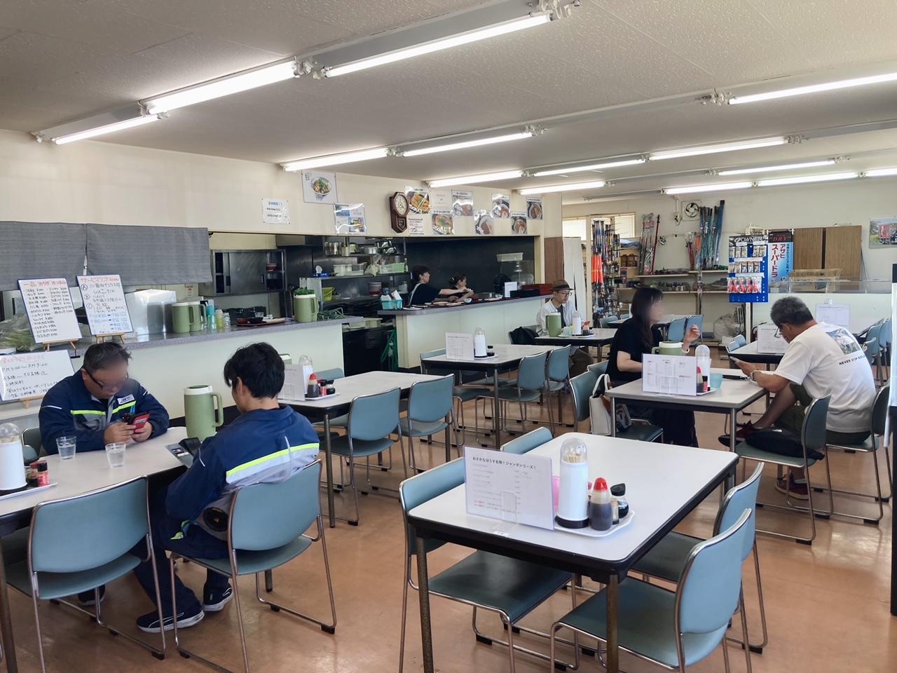 潮風を感じながら食事が楽しめる昔ながらの食堂