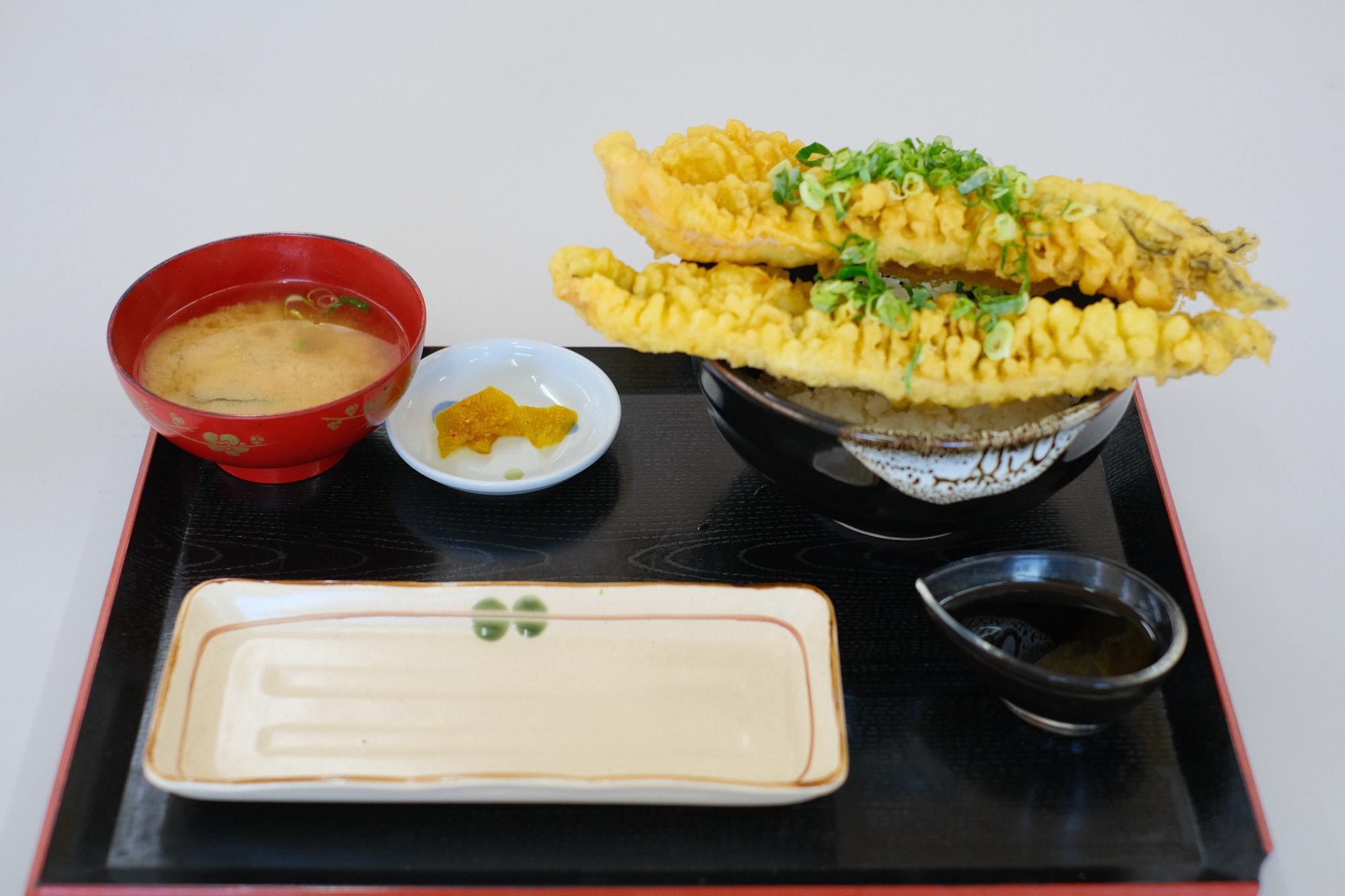 「ジャンボ穴子天丼」1800円(税込)