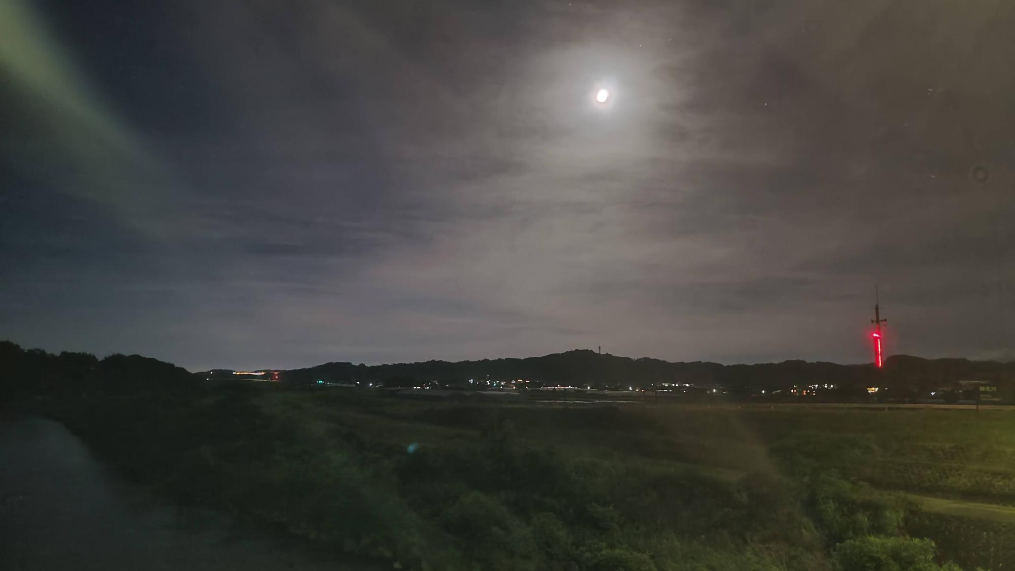夜の綾尾堂橋からの光景。車通りは少なく、川の音と虫の声だけが聞こえてきます