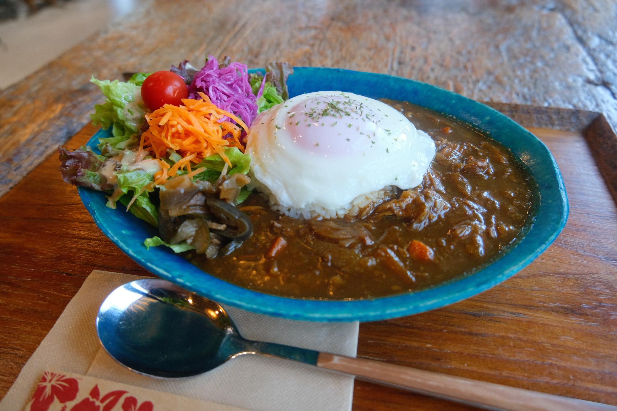 「自家製目玉焼きのせ スパイスカレー」単品サラダ付 1200円(税込)
