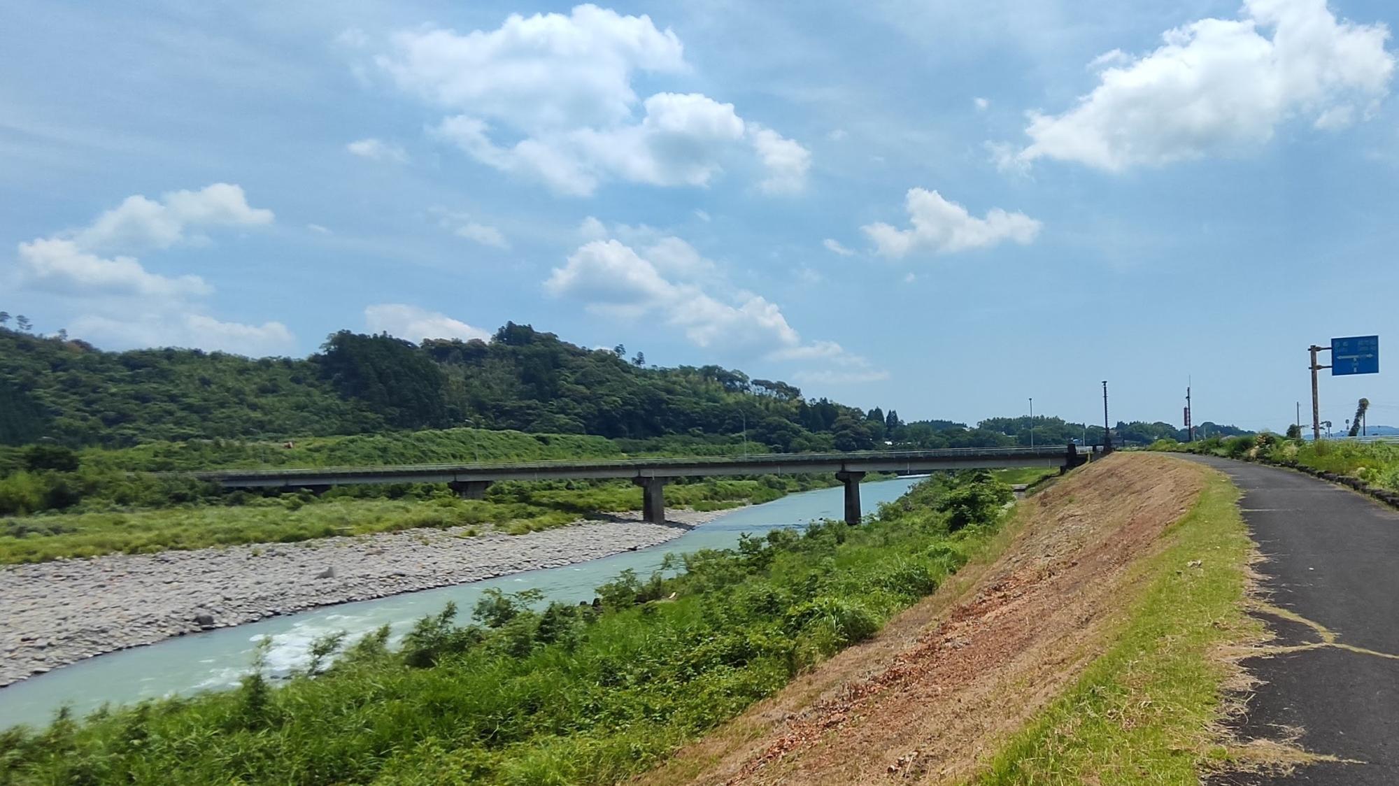 綾北川に架かる綾尾堂橋