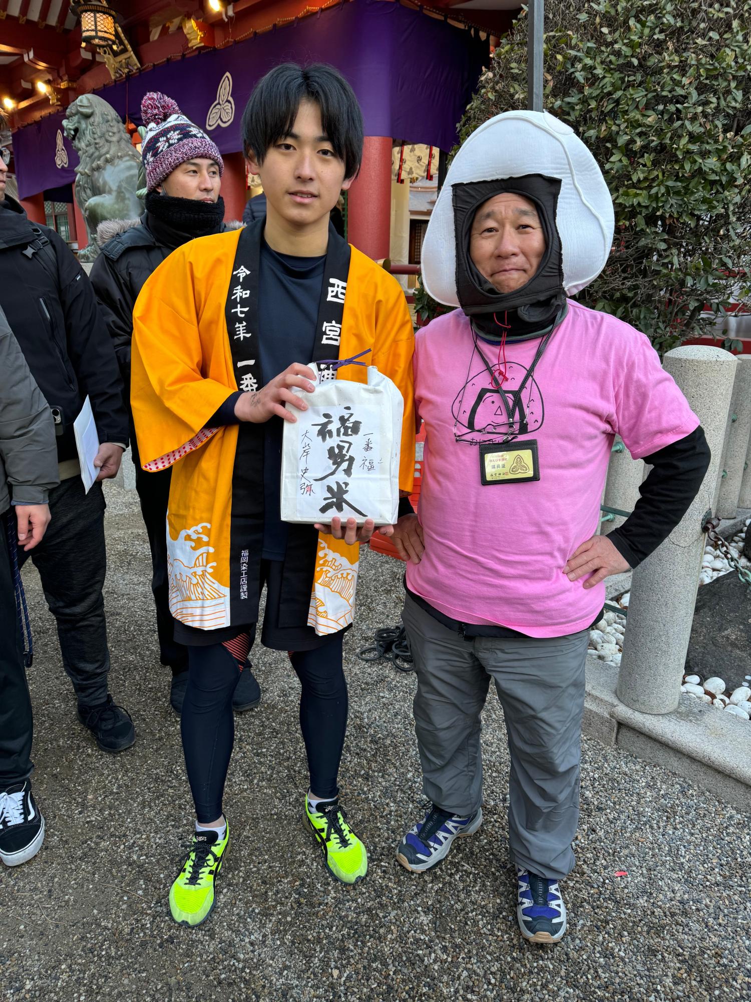 左前　今年の一番福男　後ろは三番福　　　　　　　　©京阪米穀店