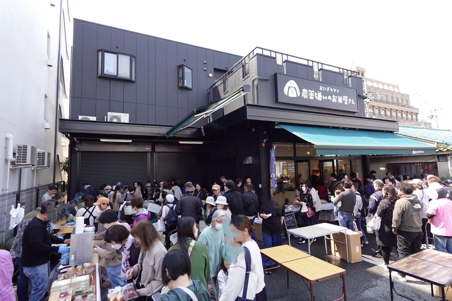 賑わうおにぎりマンの店前