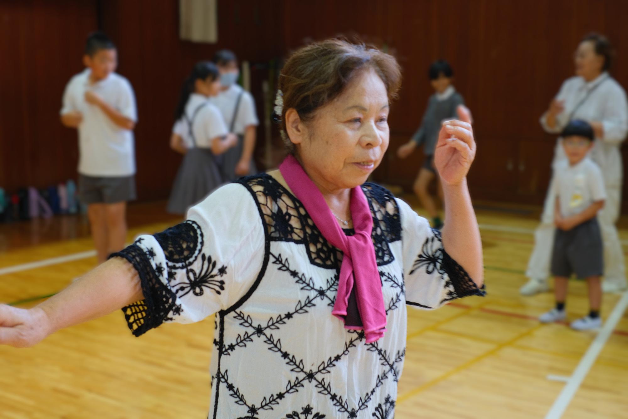 「淡輪の歌」にあわせて優雅に舞う姿は、とても華麗で美しい