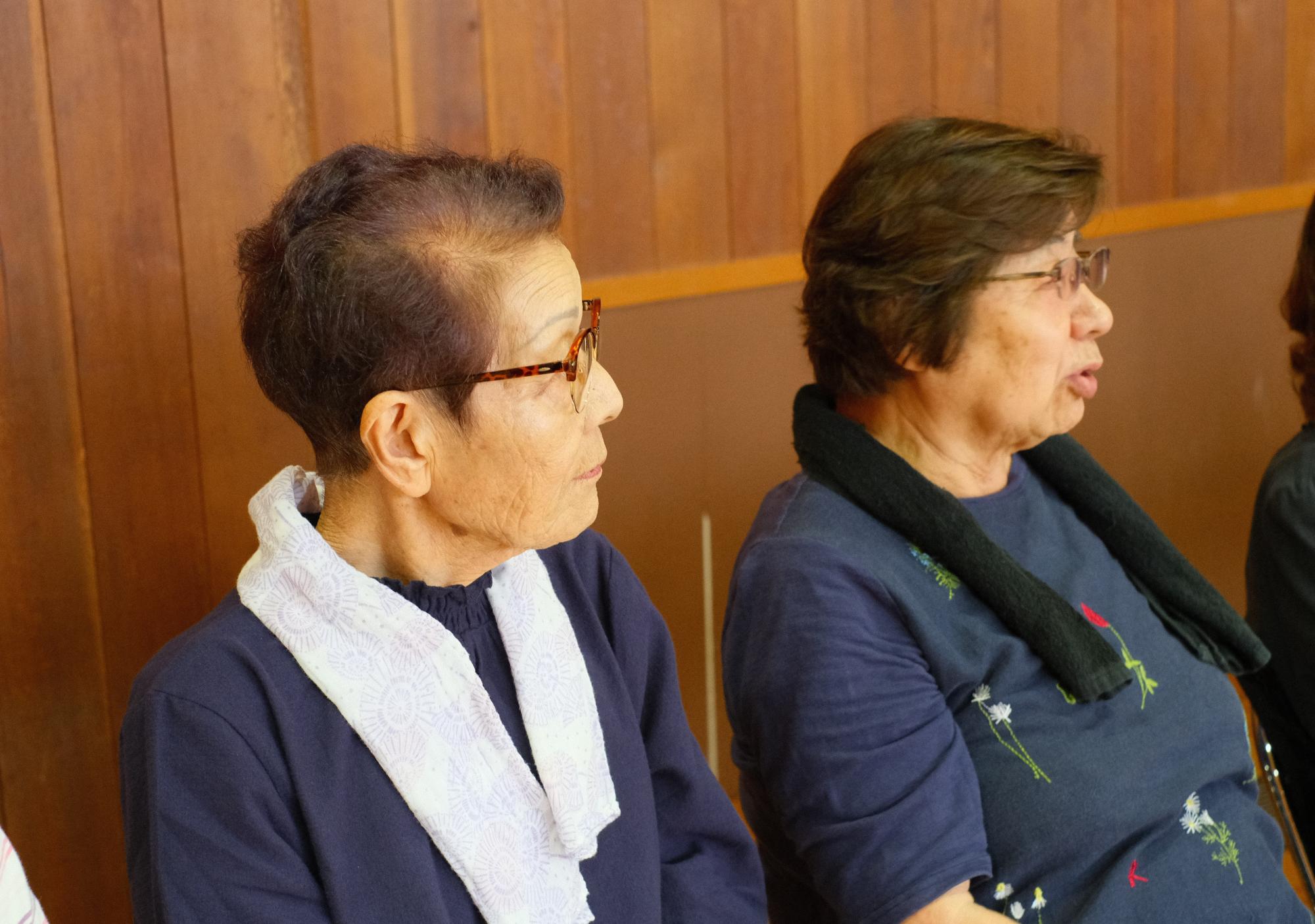 中塩路 ヨシ子さん(左)と硲 ふく子さん(右)
