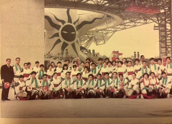 1970年の大阪万国博覧会で淡輪盆踊りを披露した当時の写真。前列右から3番目が村田 文香さん (画像提供：村田 文香さん)