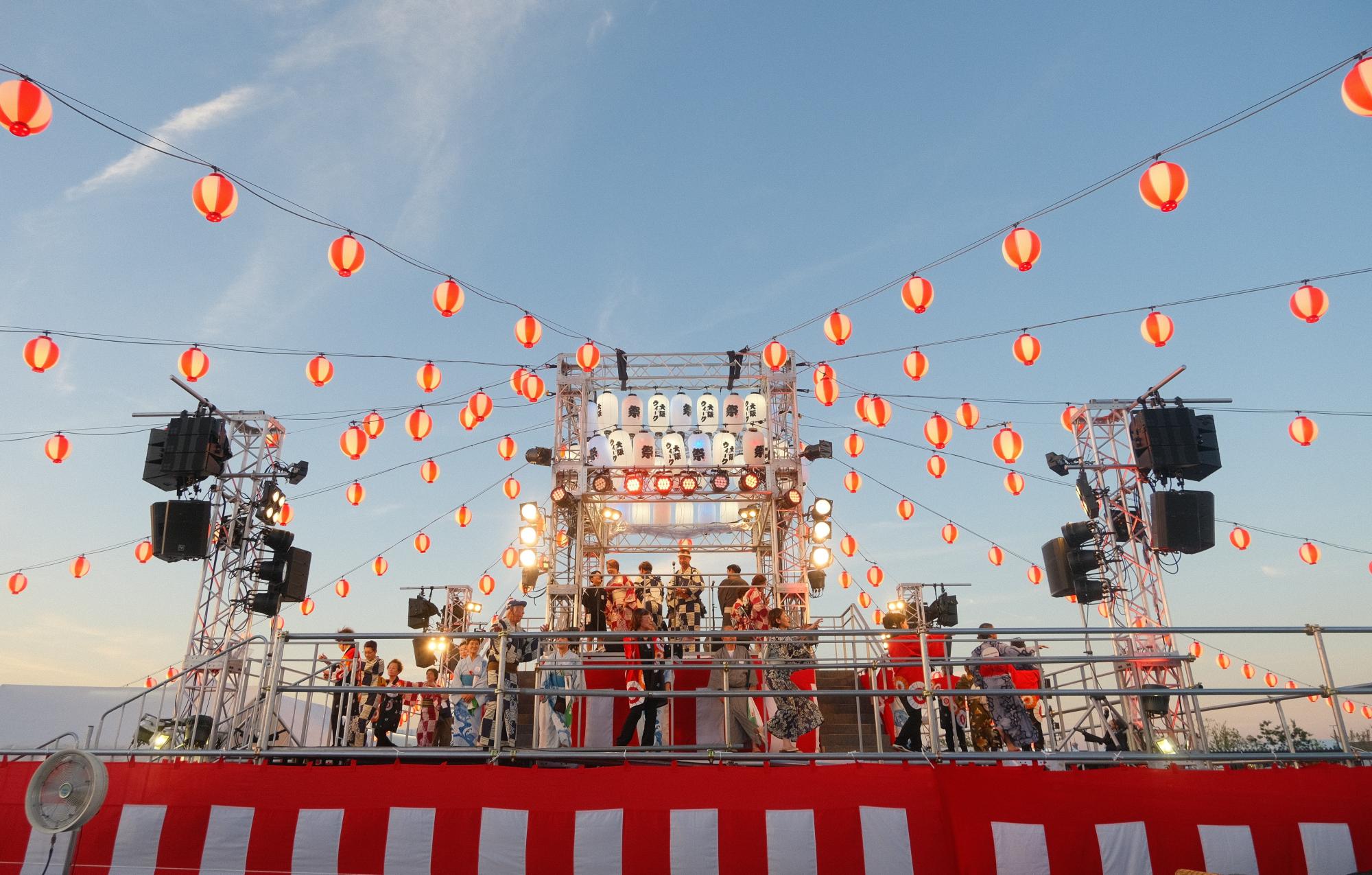 関西万博会場内のEXPOアリーナ「Matsuri」で披露された淡輪盆踊り (2025年7月28日撮影)
